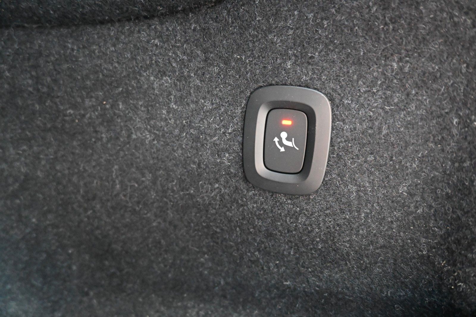 Fahrzeugabbildung Volvo XC40 D3 AWD Autom. Momentum*RFK*FSHZG*BLIS*AHK