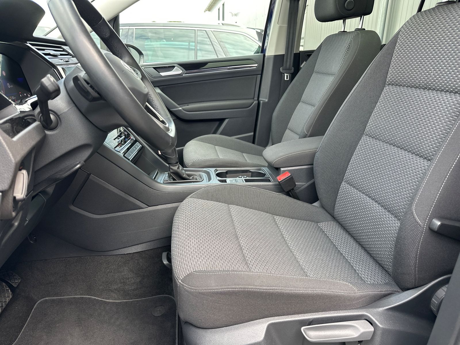 Fahrzeugabbildung Volkswagen Touran 7-Sitzer NAV+LED+ACC+KAMERA+PANO+STANDHZG