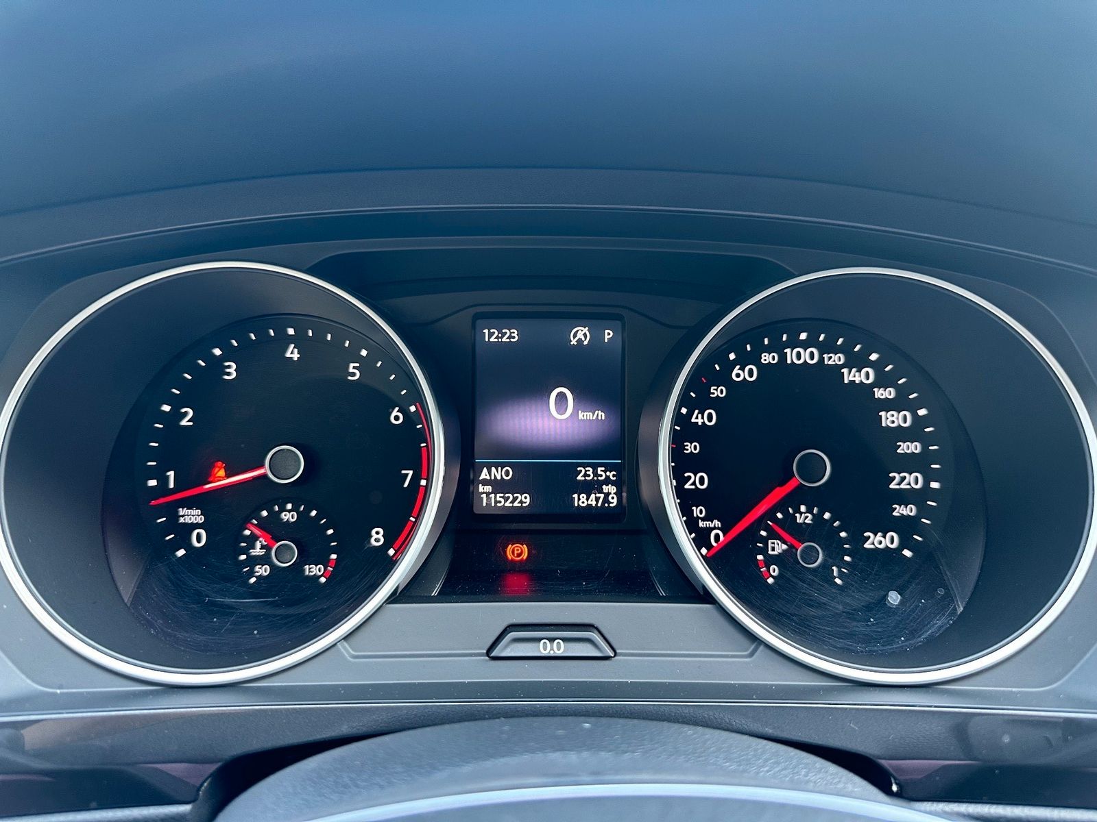 Fahrzeugabbildung Volkswagen Tiguan 1.4 TSI DSG 4M NAV+LED+SHZ+HUD+ACC+AHK