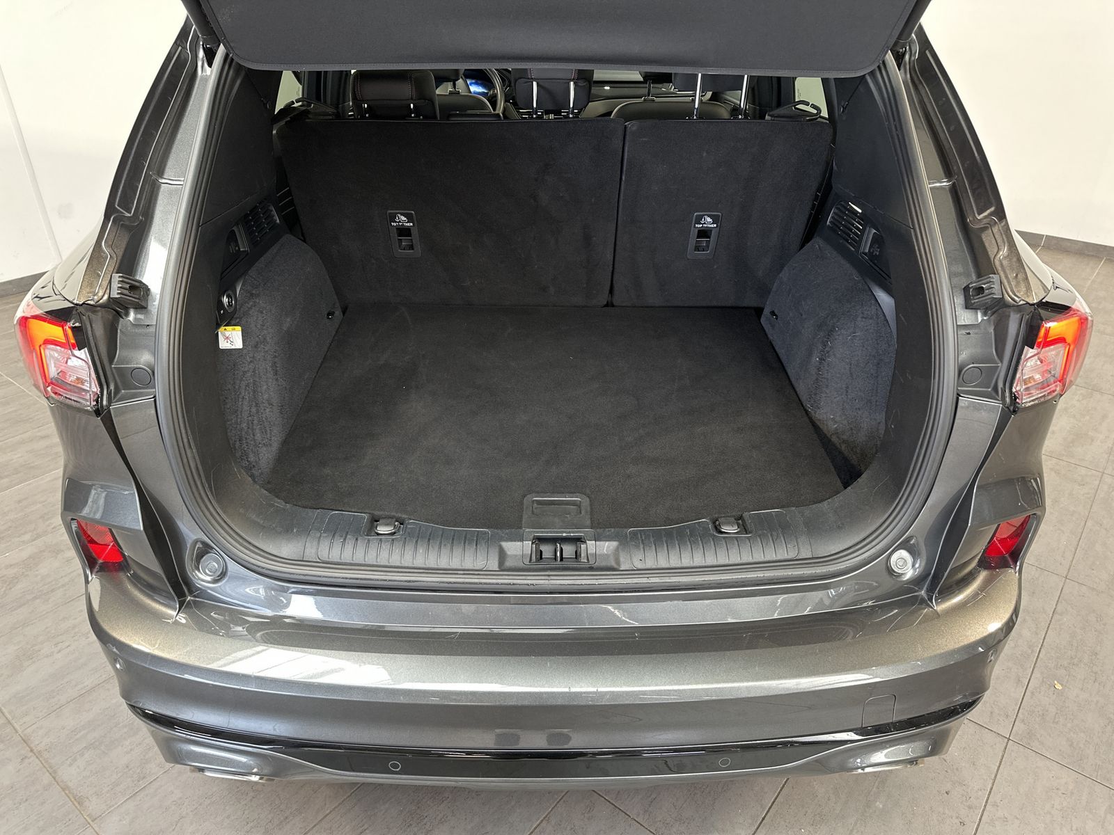 Fahrzeugabbildung Ford Kuga 2.5 Duratec PHEV ST-Line X NAV+LED+B&O+PANO