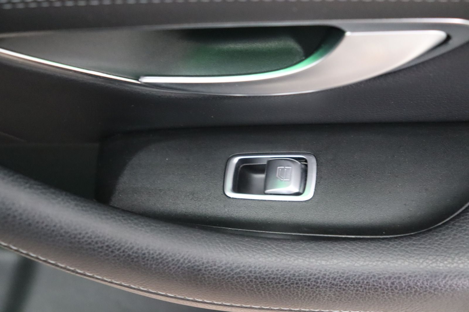 Fahrzeugabbildung Mercedes-Benz E 400 T 4Matic * Airmatic * STHZ * Memory AVANTG