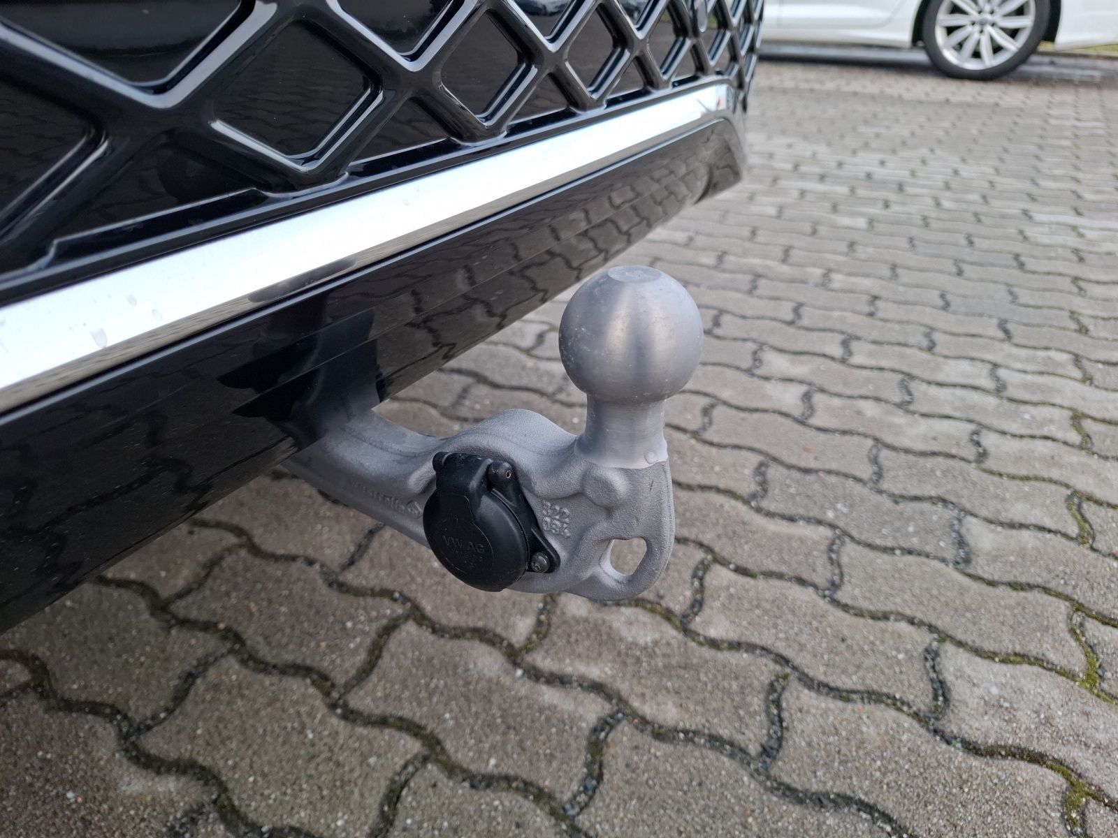 Fahrzeugabbildung Volkswagen Tiguan eTSI R-Line DSG Standhzg Matrix AHK Navi