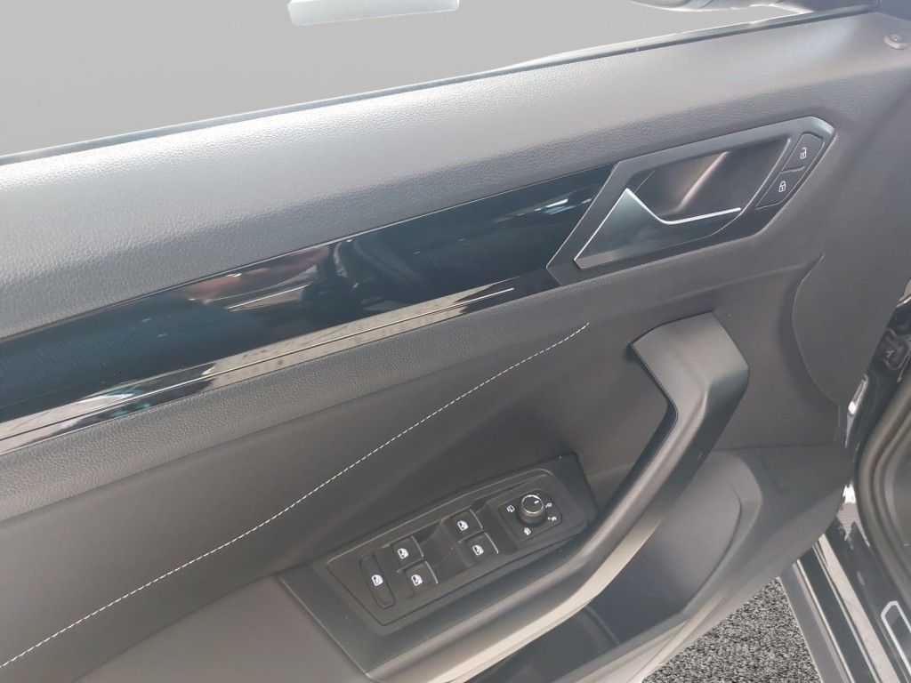 Fahrzeugabbildung Volkswagen T-Roc 1.5 TSI DSG R-Line AHZV