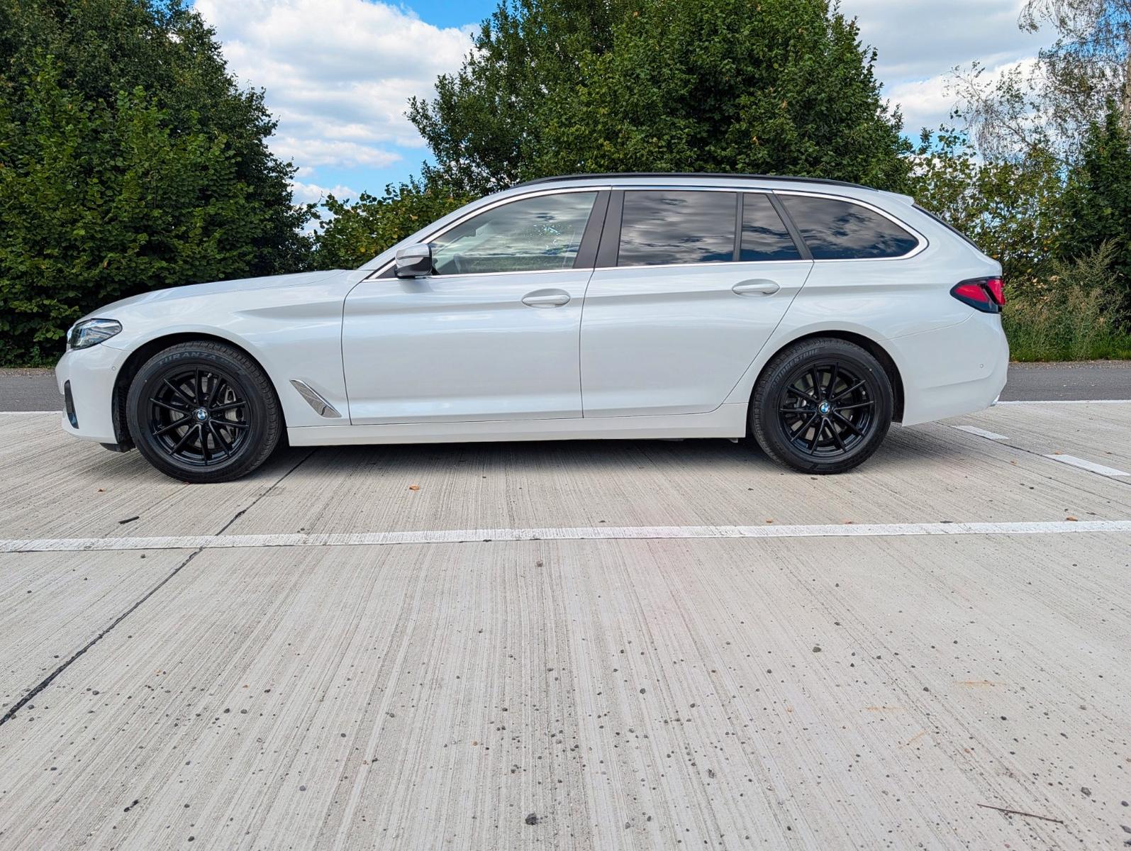 BMW 530d Touring Perlmuttweiß , Scheckheft , Navi