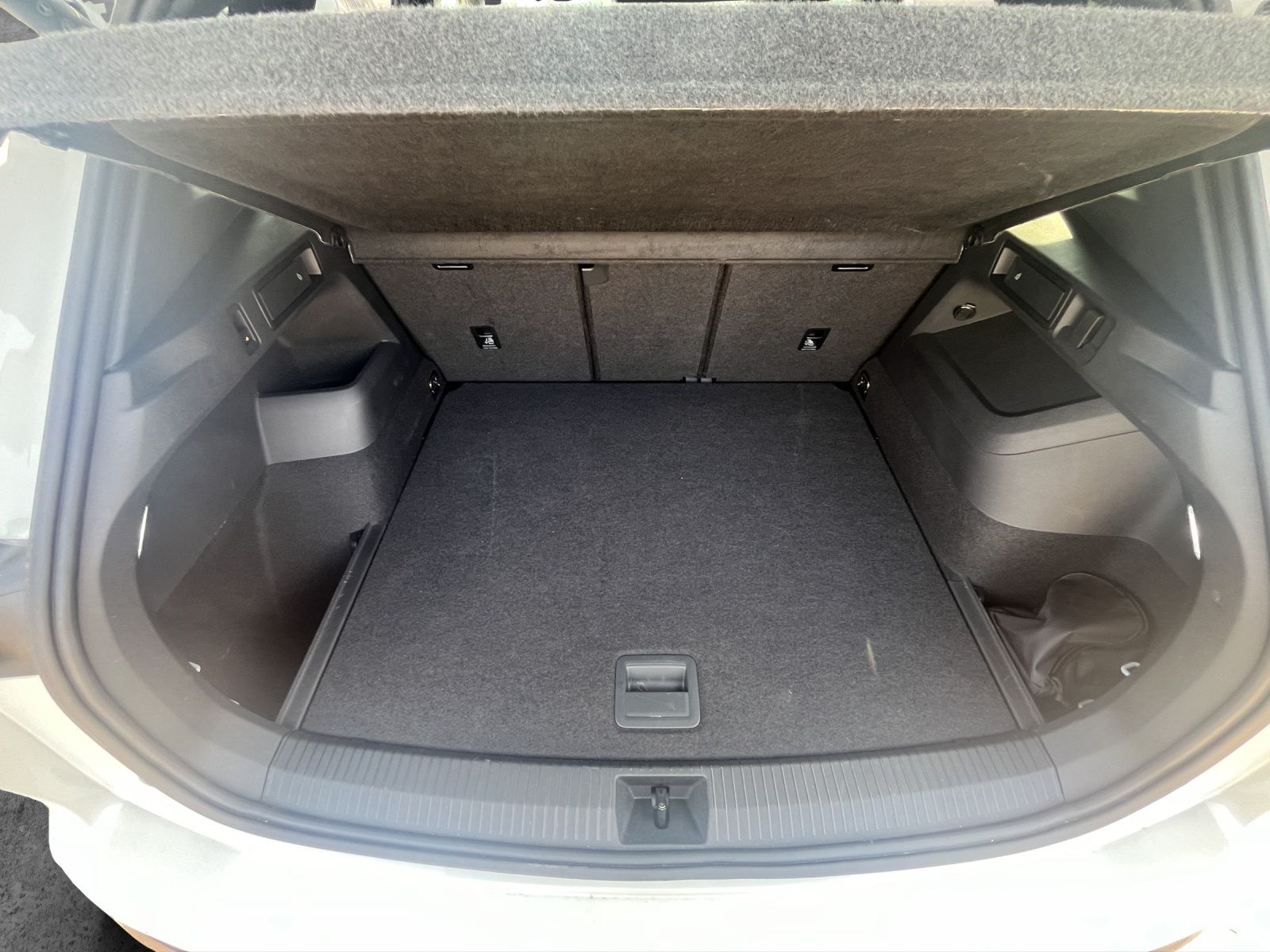 Fahrzeugabbildung Volkswagen Tiguan TDI R-Line 4M DSG MATRIX AHK PANO 20" NAV