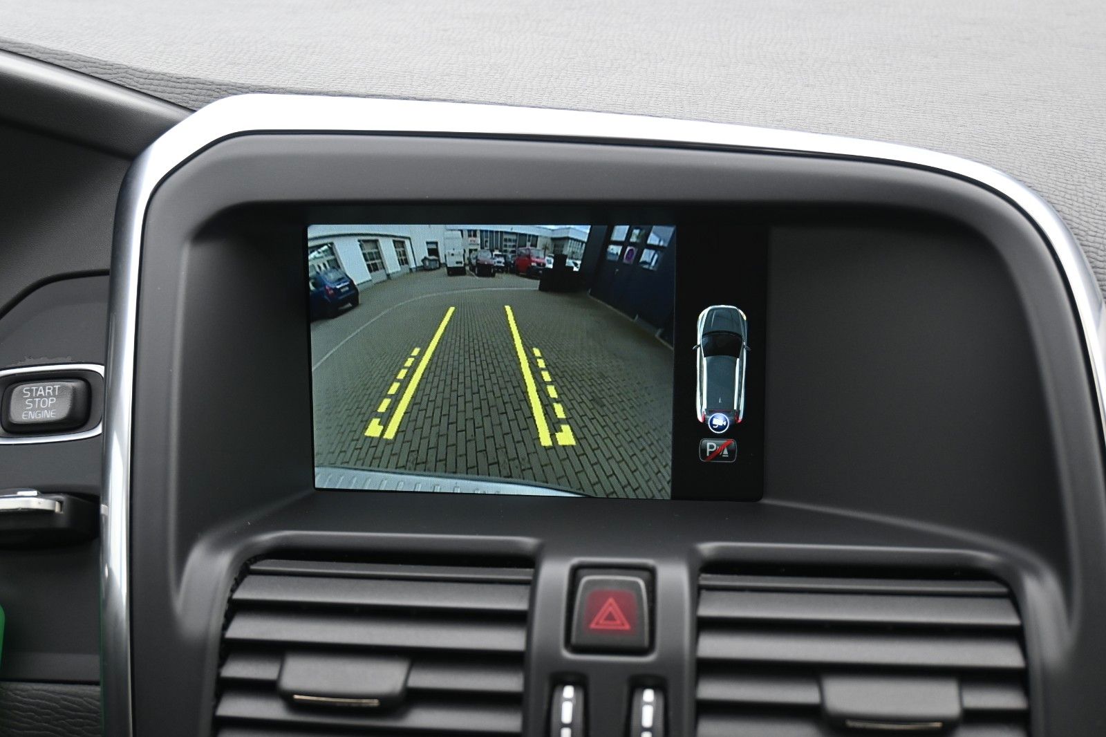 Fahrzeugabbildung Volvo XC60 D4 Momentum*BLIS*STHZ*PANO*BiXenon*CAM*DAB