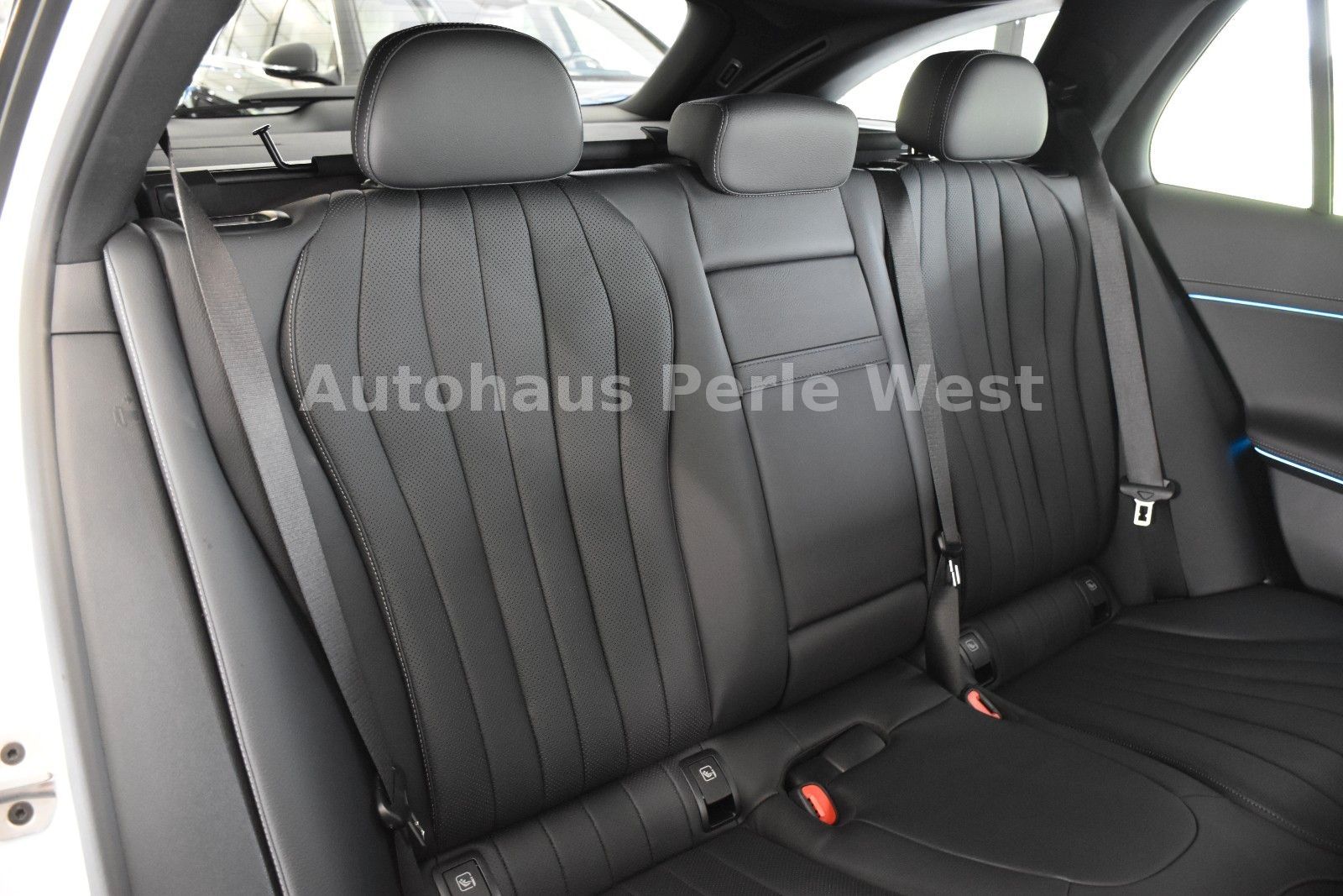 Mercedes-Benz E 300 de 4Matic T AMG Line Advanced Plus"AHK"LED foto 23
