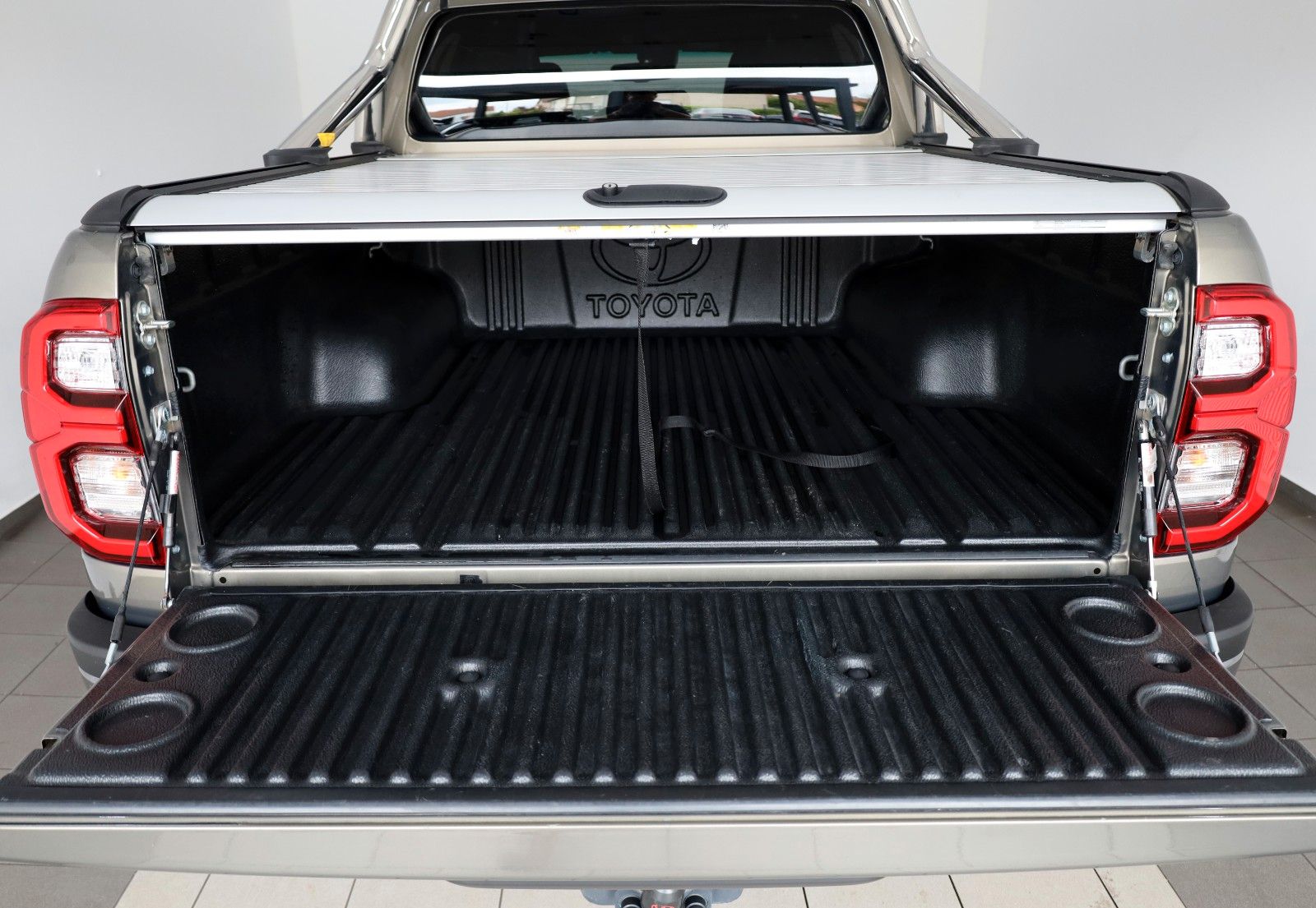 Fahrzeugabbildung Toyota Hilux 2.8 D-4D Invincible,ACC,Rollo,Rollbüg.,AHK