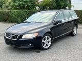 Volvo V70 Kombi Momentum/1Hand/Leder/Kamera/ - Volvo V70 mit Benzin-Antrieb: Kombi