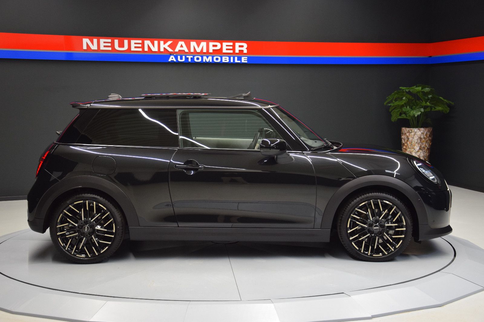 Fahrzeugabbildung MINI Cooper S Favoured Trim M Pano HuD Leder 18 Zoll