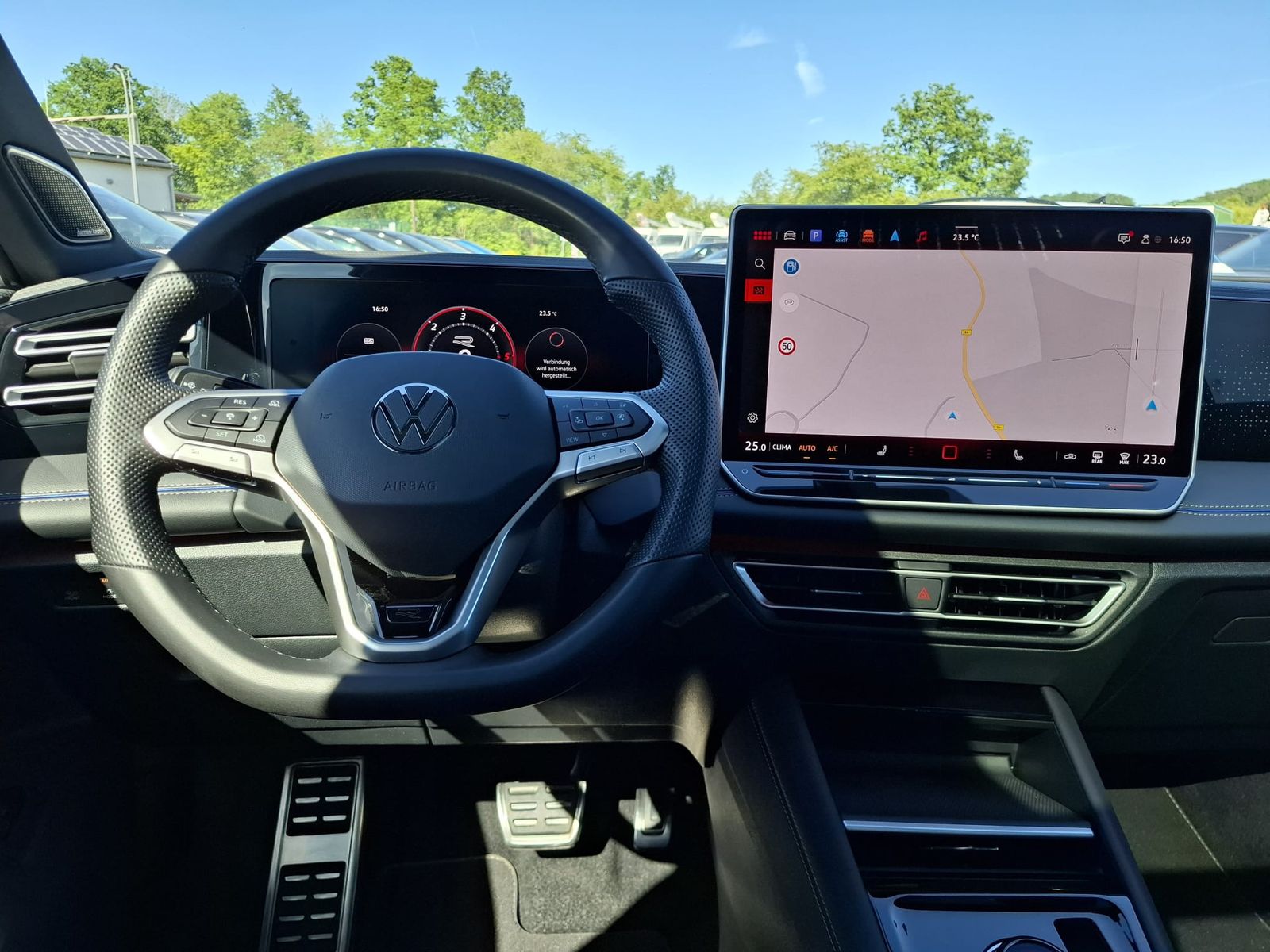 Fahrzeugabbildung Volkswagen Tiguan 2.0 TDI 4M R-Line BLACK*PAN*HK*AHK*MATRIX