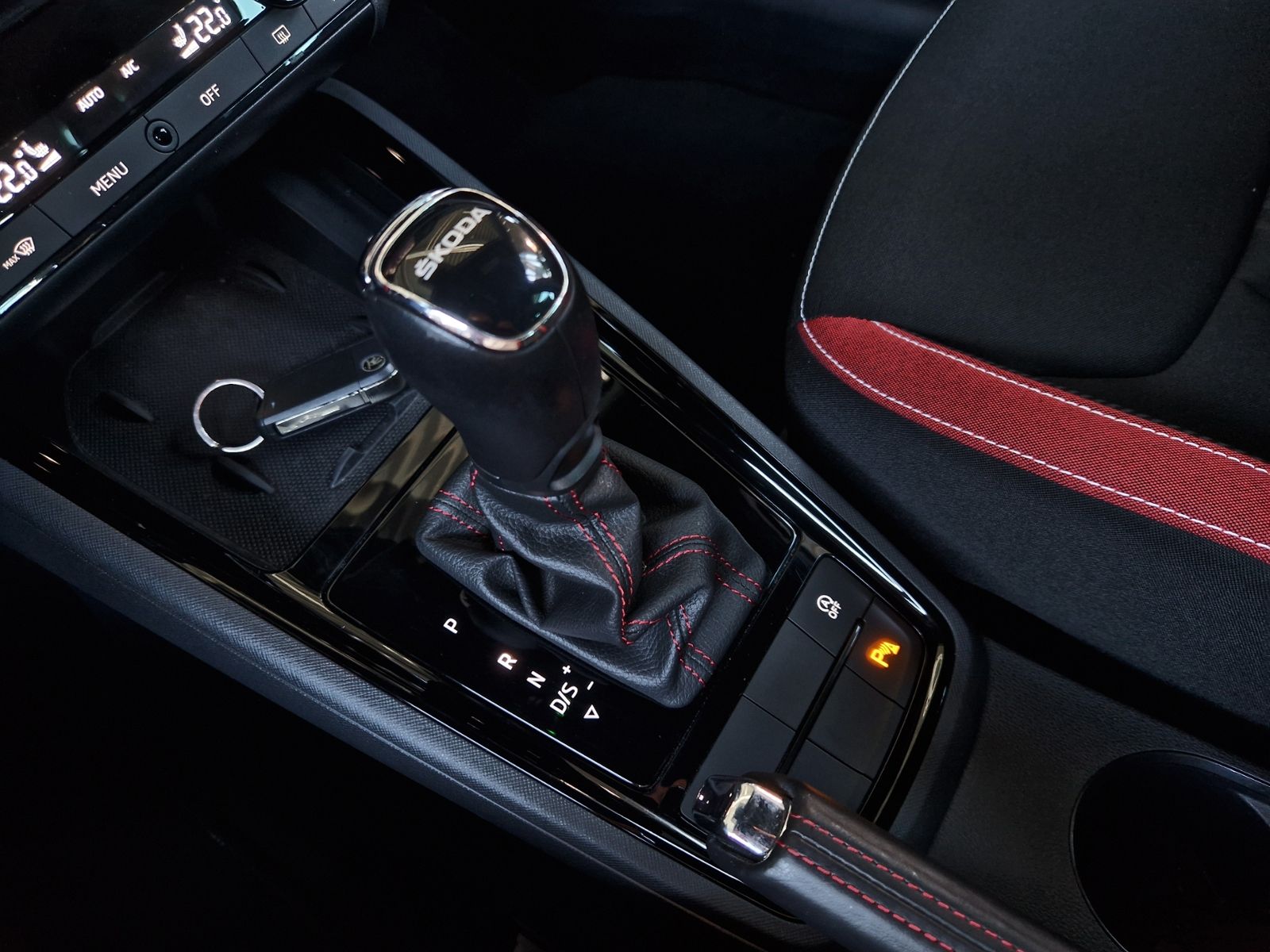 Fahrzeugabbildung SKODA Kamiq Monte Carlo AHK PANO LED NAVI