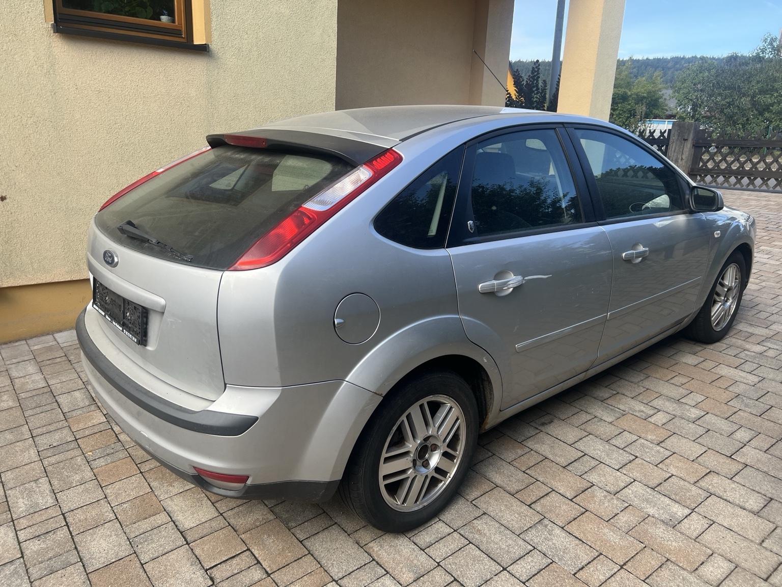 Ford Focus 2005 — rear view
