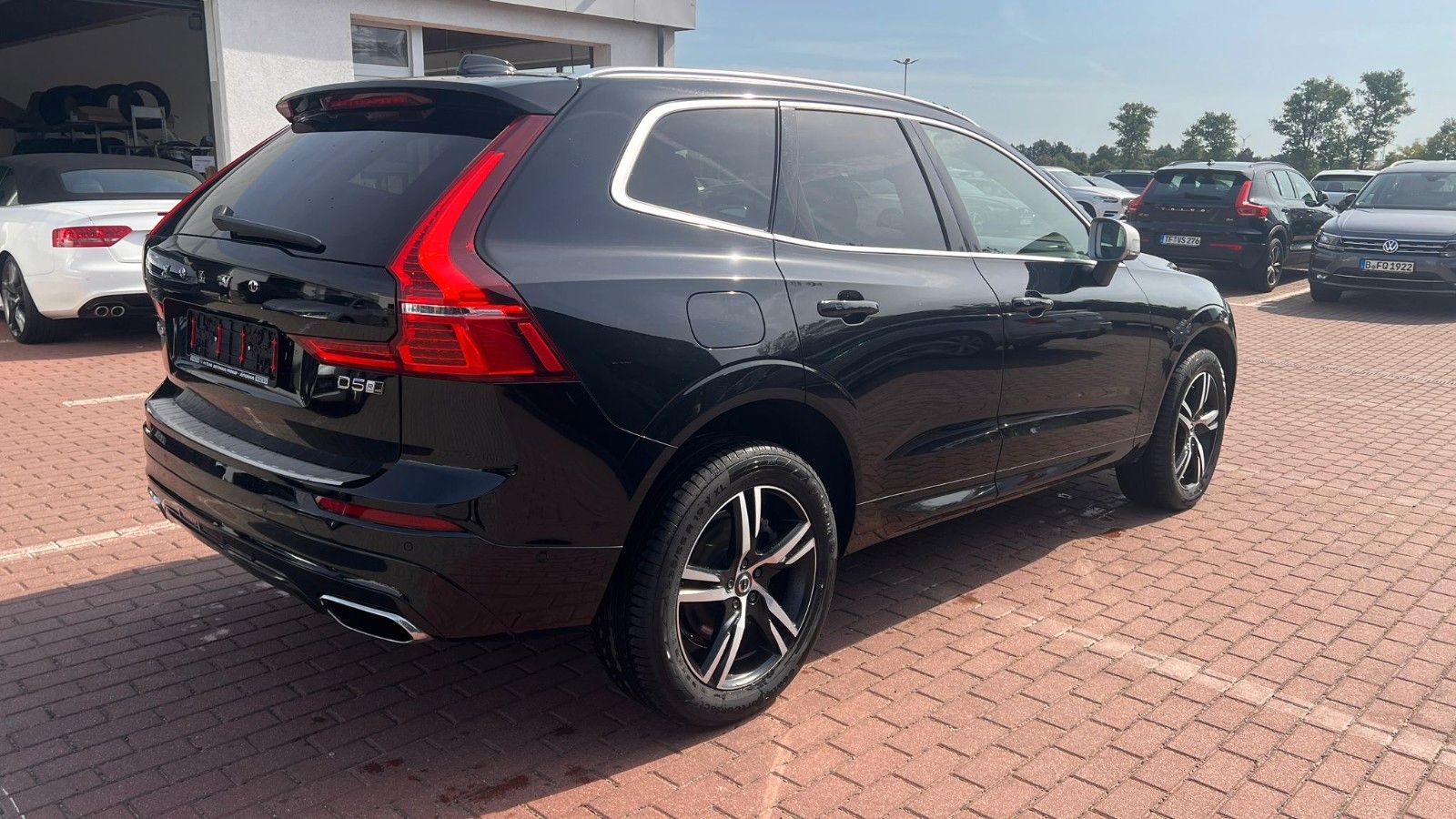 Fahrzeugabbildung Volvo XC60 R-Design D5 AWD*H&K*LUFT*PANO*AHK*RFK