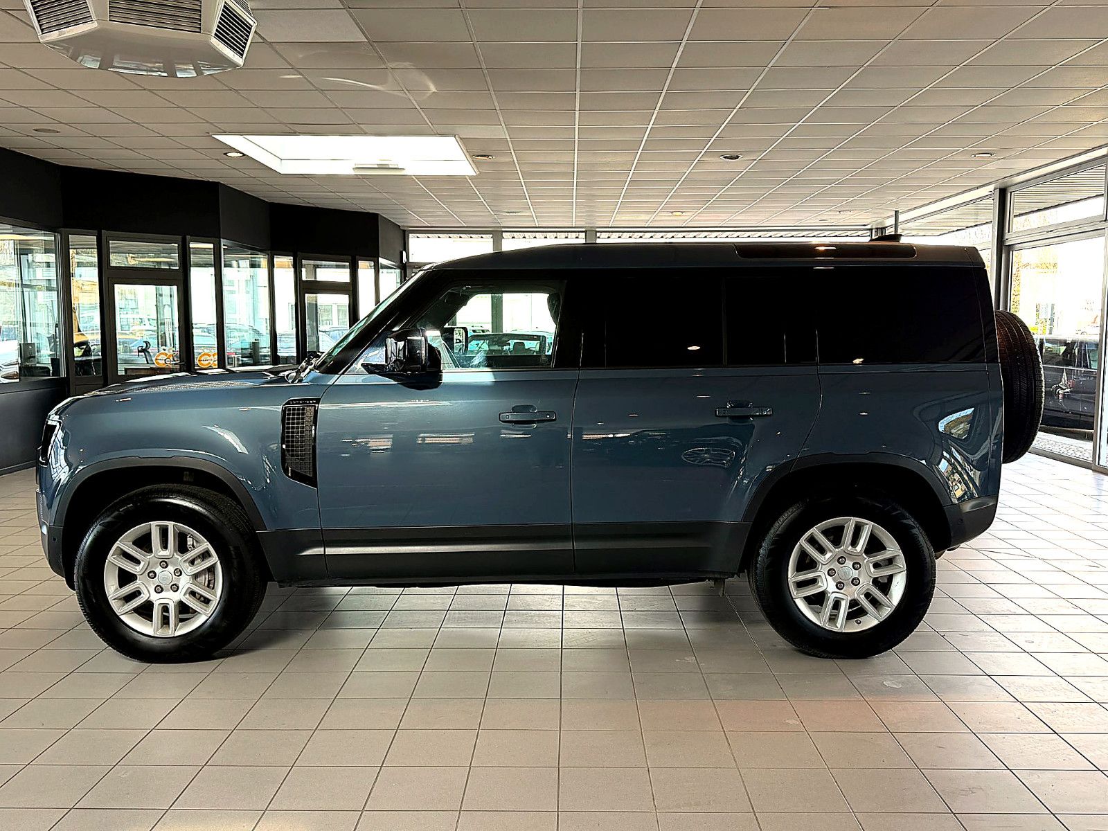 Fahrzeugabbildung Land Rover Defender 110 Hard Top S/3-SITZE/NAVI/LEDER/360''