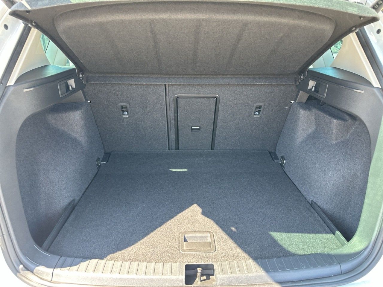 Fahrzeugabbildung SEAT Ateca Xperience 1.5 TSI ACT 150 PS DSG*AHK* - mit KI generiert/bearbeitet