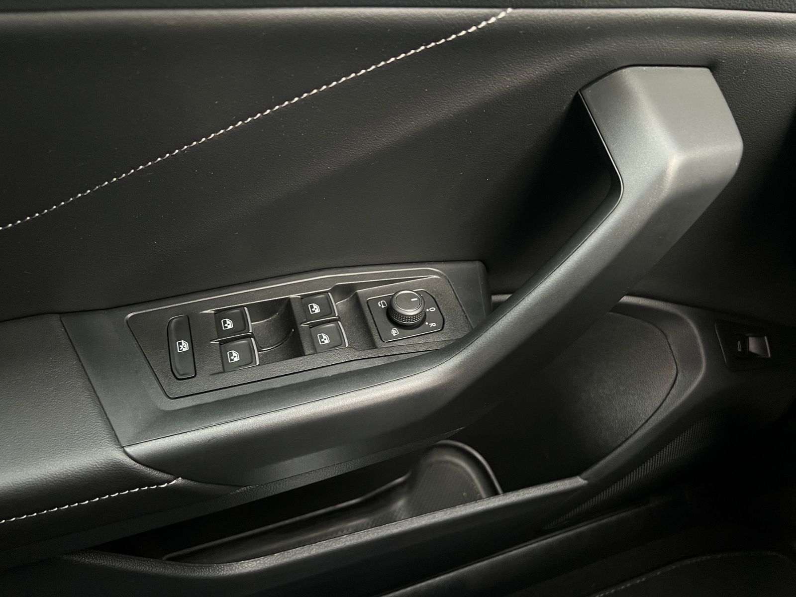 Fahrzeugabbildung Volkswagen T-Roc R-Line 1.5 TSI DSG *AHK, LED, Black Style,