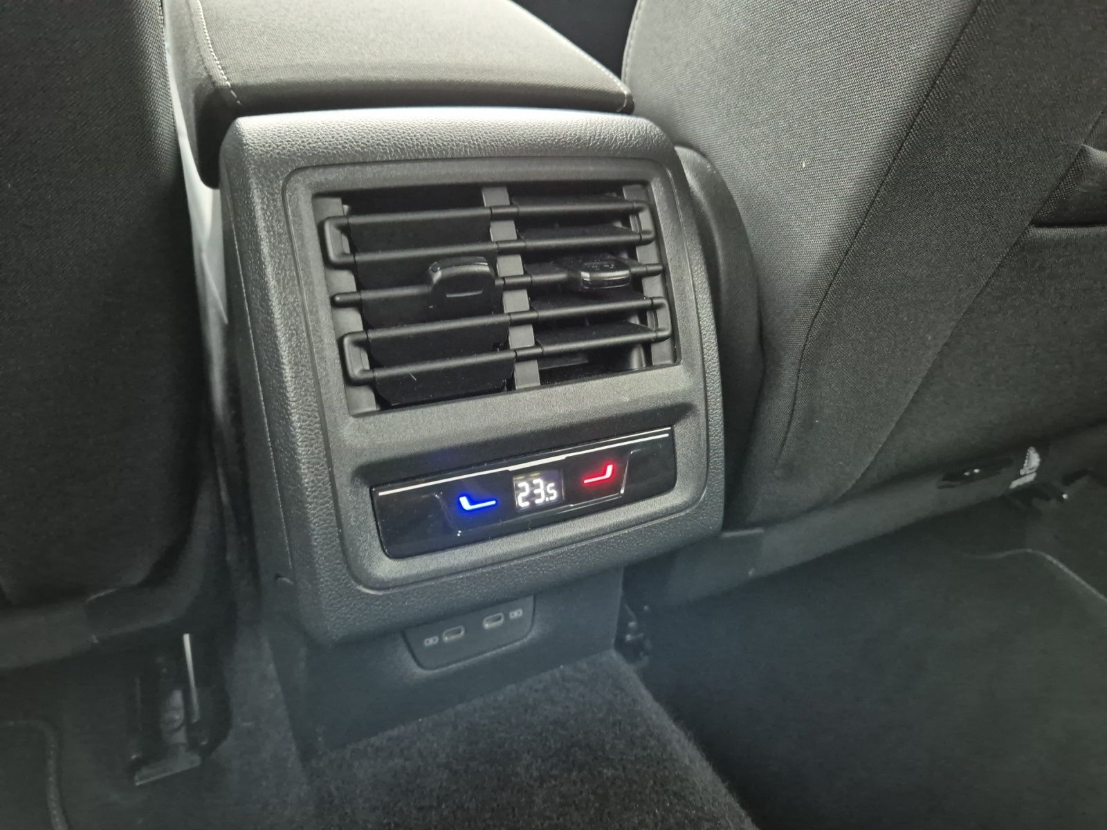 Fahrzeugabbildung Volkswagen Golf VIII Variant Life TSI NAVI CLIMA ACC SH