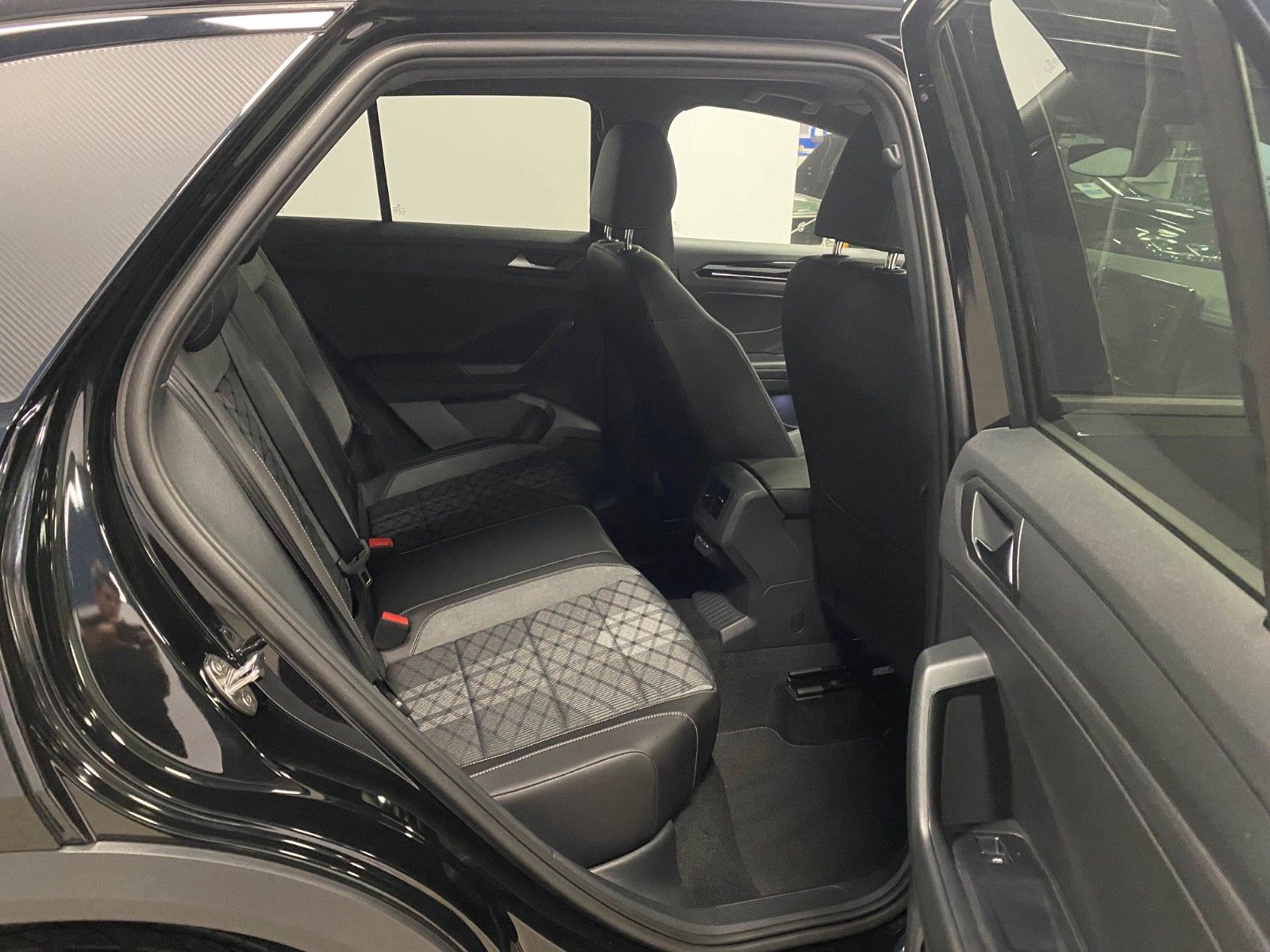 Fahrzeugabbildung Volkswagen T-Roc 1.5 TSI DSG R-Line+ACC+AHK+19"+KAMERA+LED+