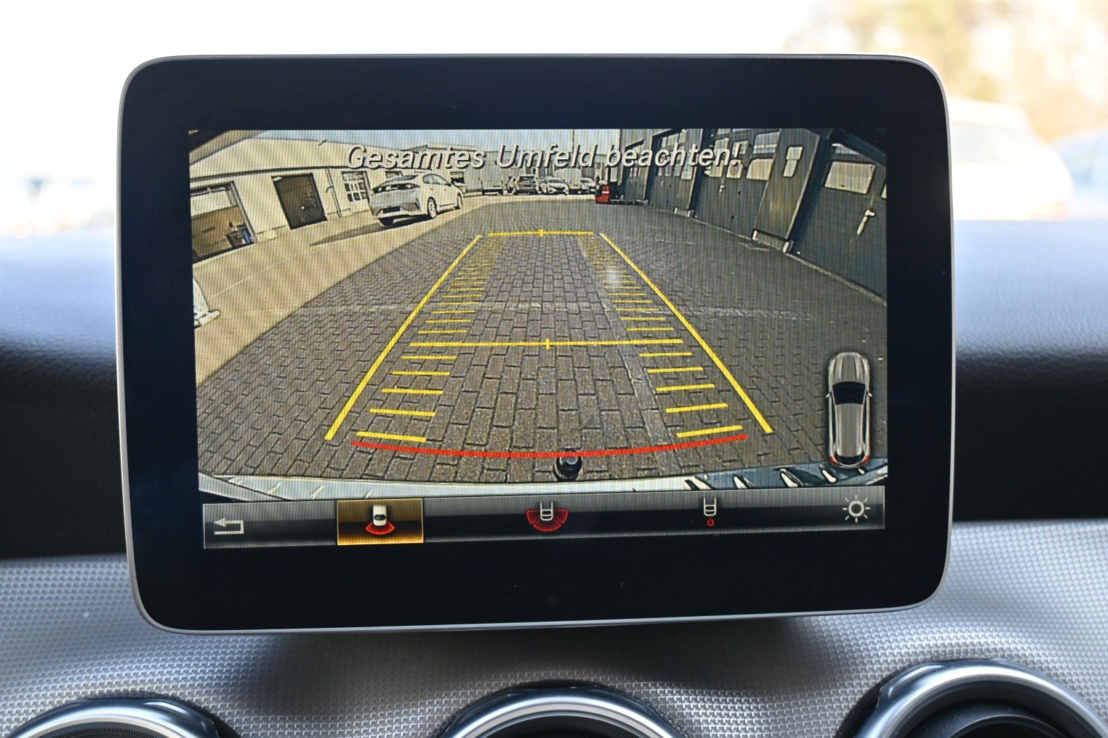 Fahrzeugabbildung Mercedes-Benz GLA 180 Schalter Urban*Navi*RFK*AHK