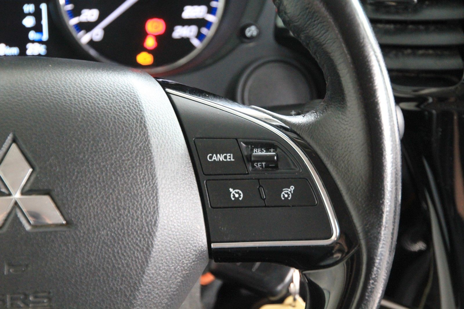 Fahrzeugabbildung Mitsubishi Outlander Edition 100 2WD