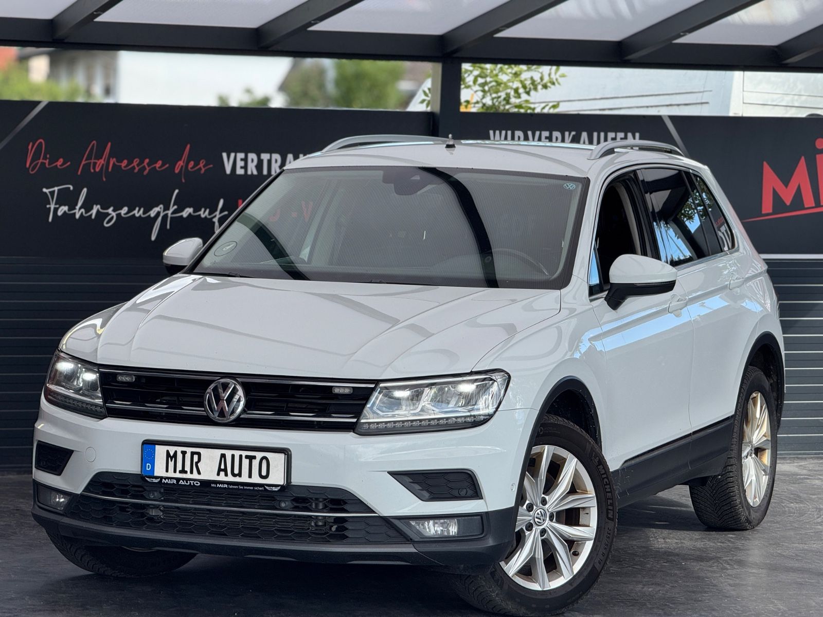 Volkswagen Tiguan - 1