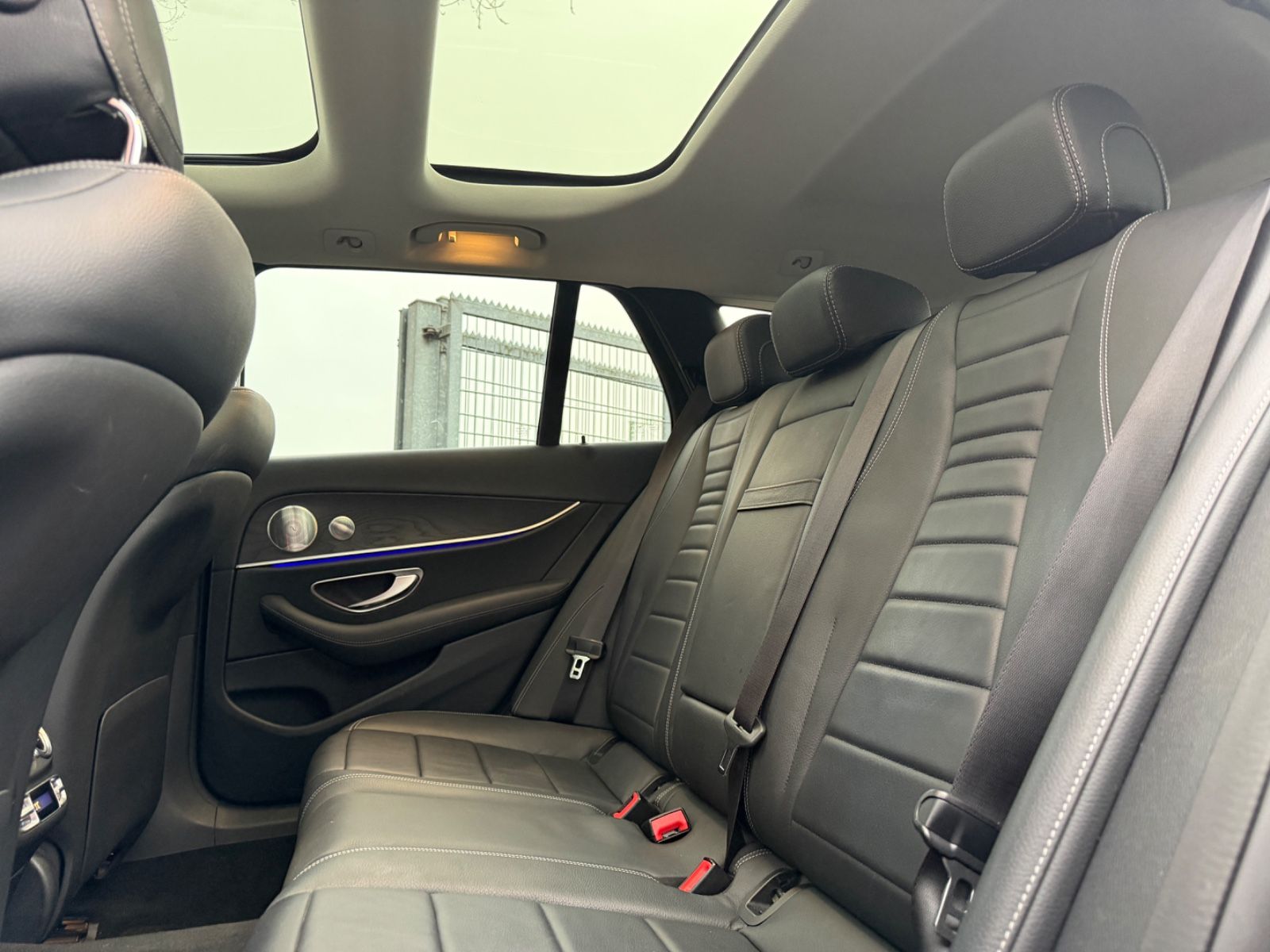 Fahrzeugabbildung Mercedes-Benz E 220d T BURMESTER*PANO*LEDER*ACC*MUTLIBEAM*LED