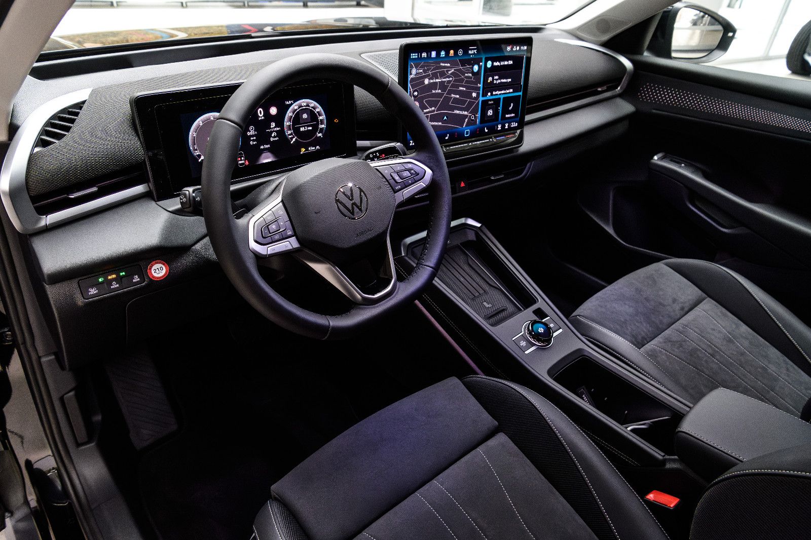 Fahrzeugabbildung Volkswagen T-Roc 1.5 eTSI  Style+IQ-Light+AHK+5 Jahre Gar.