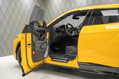 Urus 4.0 V8 PHEV SE 2025 YELLOW CARBON PANO