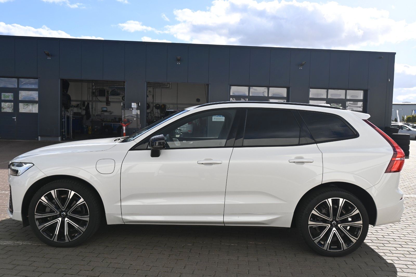 Fahrzeugabbildung Volvo XC60 T8 R Design PHEV MAPS*Luft*B&W*STHZG*HUD*