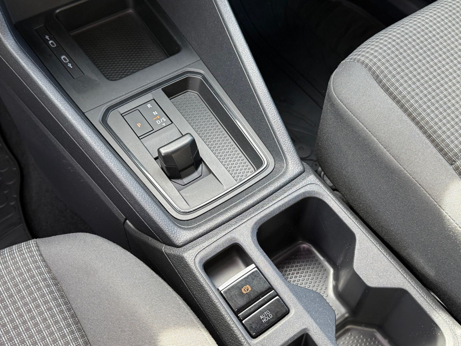 Fahrzeugabbildung Volkswagen Caddy California Maxi DSG ACC AHK LED Kam Sthz