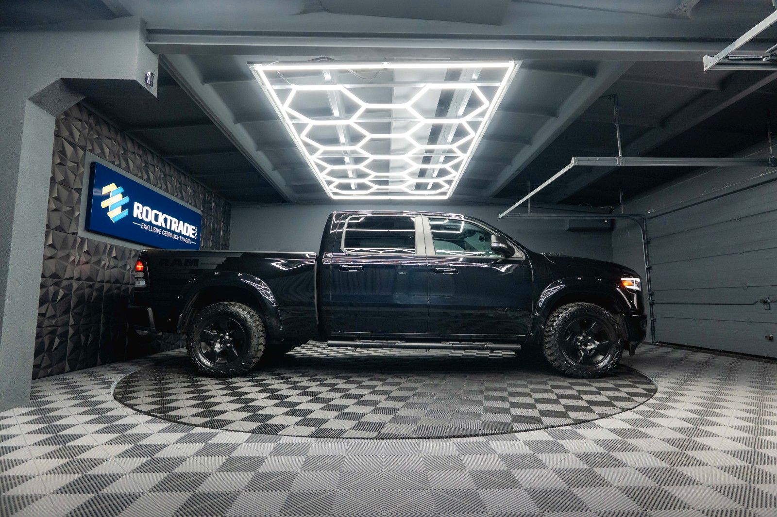 Fahrzeugabbildung Dodge RAM 5.7 V8 HEMI 4x4 BLACK EDITION Longbed 19%