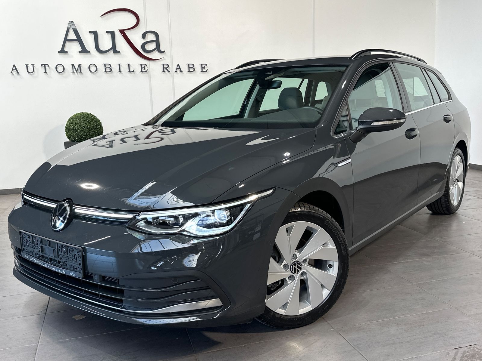 Fahrzeugabbildung Volkswagen Golf Variant 1.5 eTSI OPF DSG Style NAV+LED+ACC