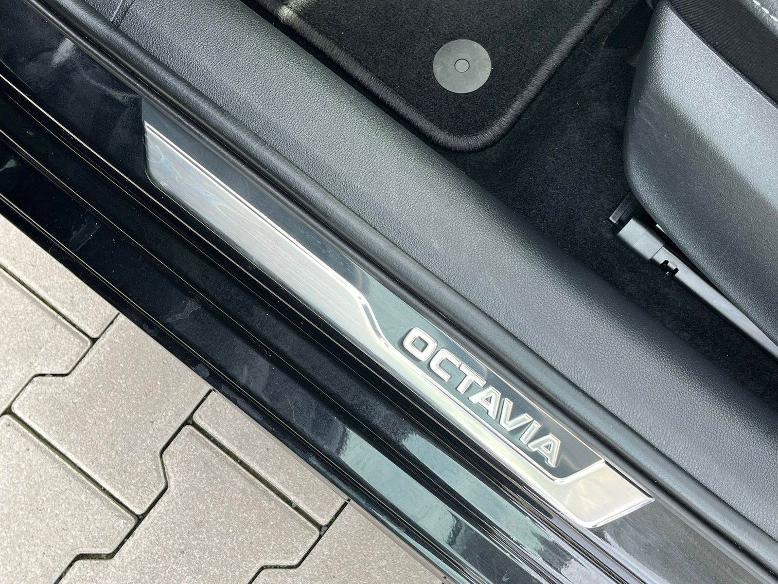 Fahrzeugabbildung SKODA Octavia 1.5 DSG Sportline PANO*MATRIX*AHK*5J.GAR