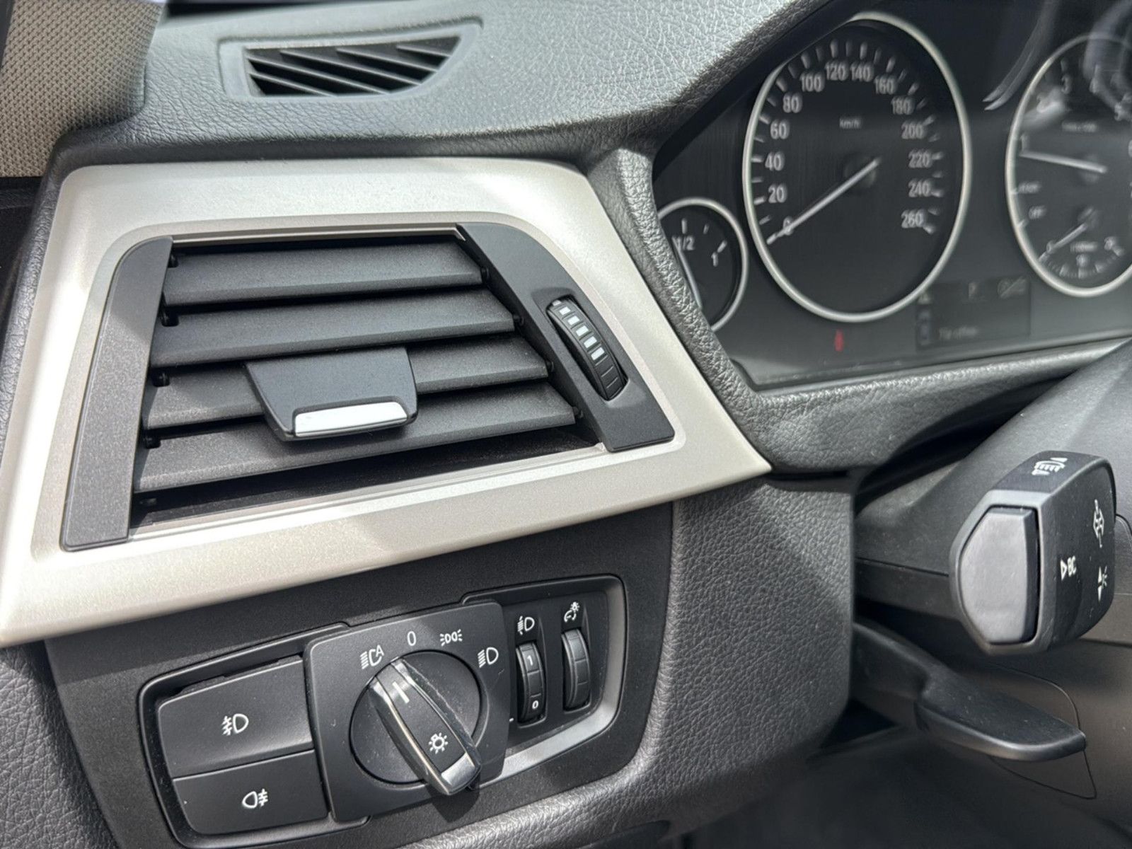 Fahrzeugabbildung BMW 320i Touring / Unfallfrei