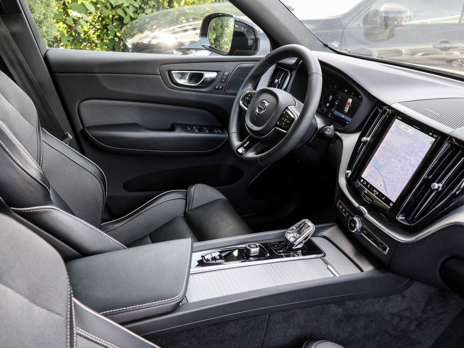 Volvo XC60 B4 Benzin Plus Dark Aut. Navi*PDC*LED imagem 3