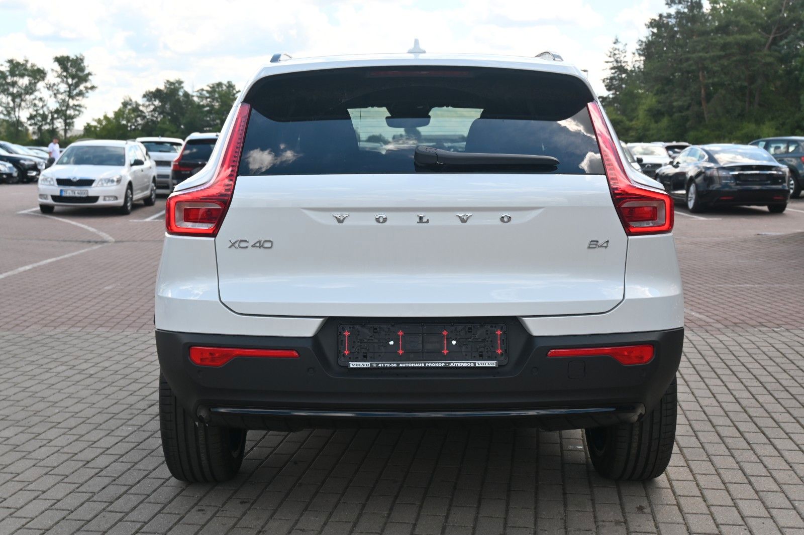 Fahrzeugabbildung Volvo XC40 B4 DKG Plus Dark*H&K*FSHZG*360°*ACC*AHK