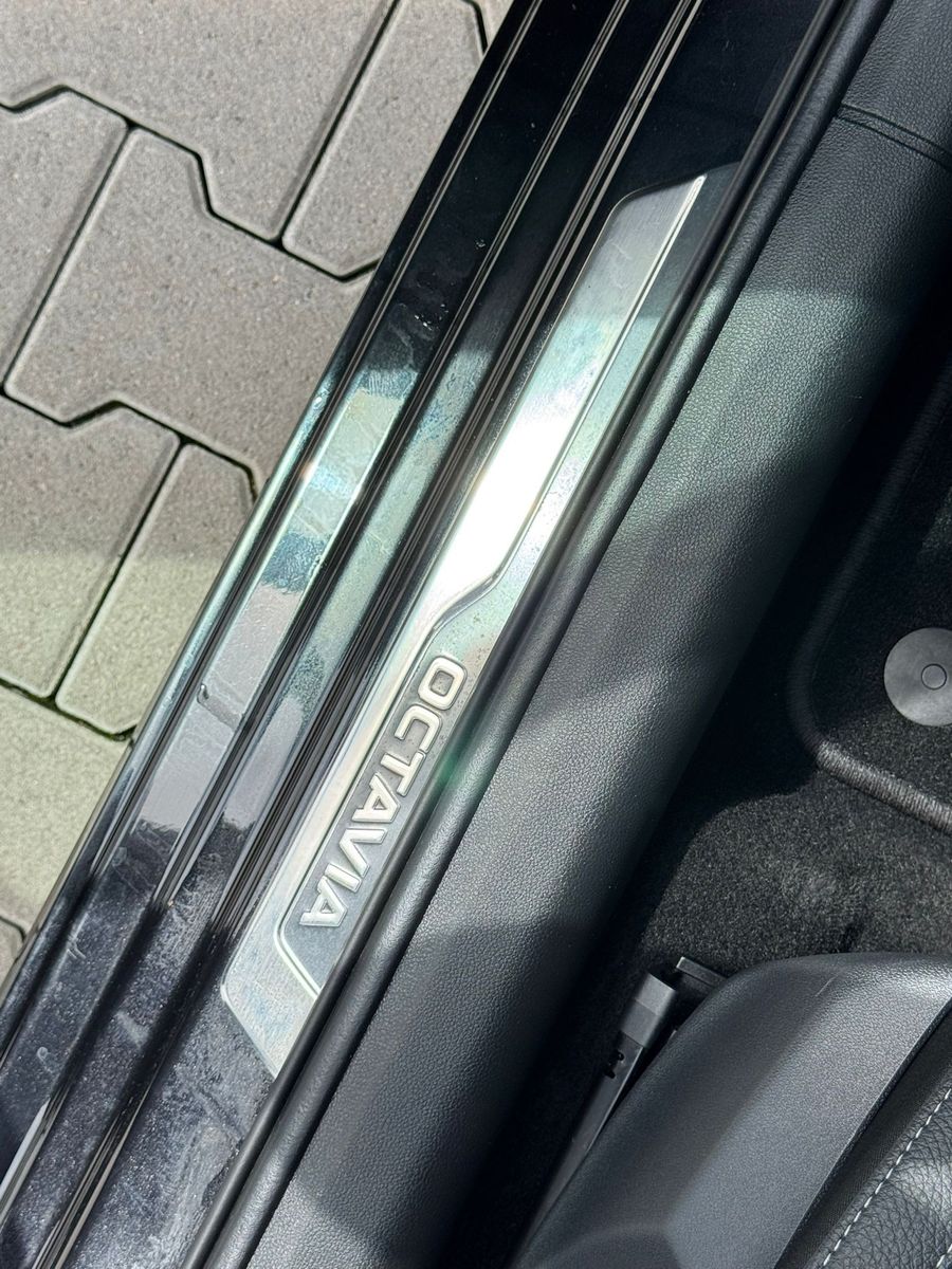 Fahrzeugabbildung SKODA Octavia 2.0 DSG Sportline MATRIX*PANO*CANT.*5J.G