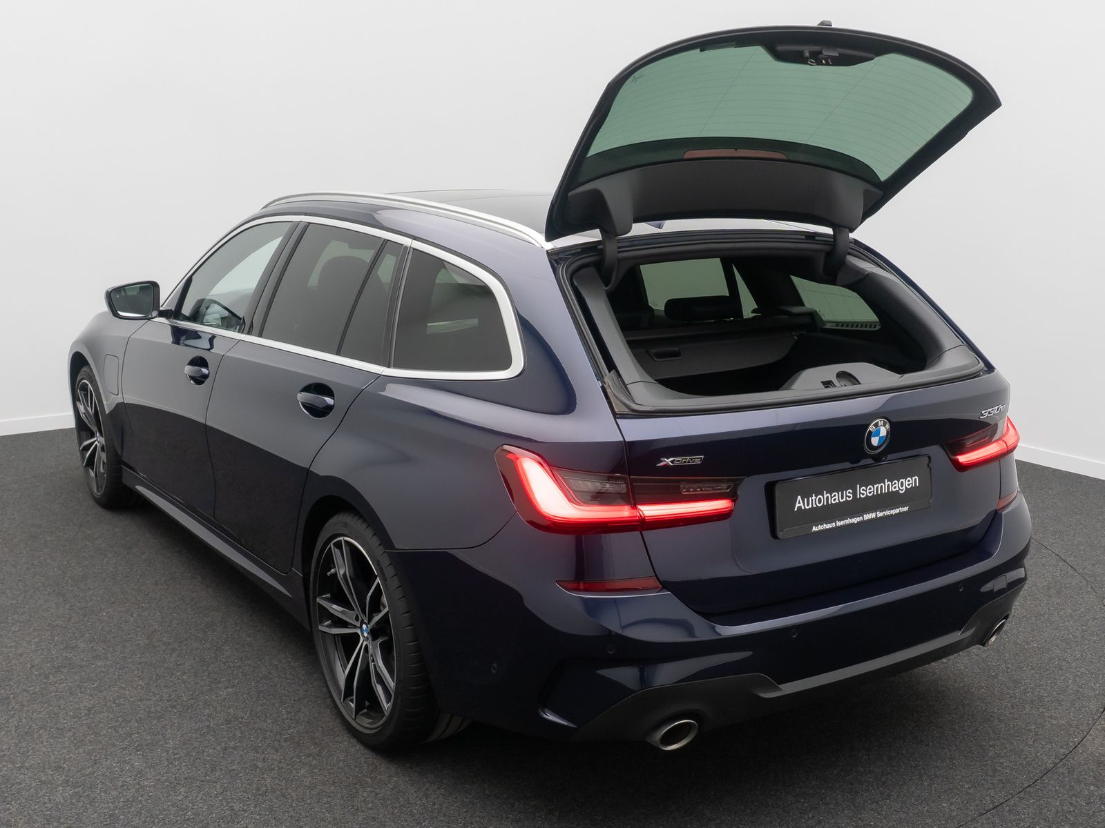 Fahrzeugabbildung BMW 330e xD M Sport 360&deg; HUD Panorama Individual 19"