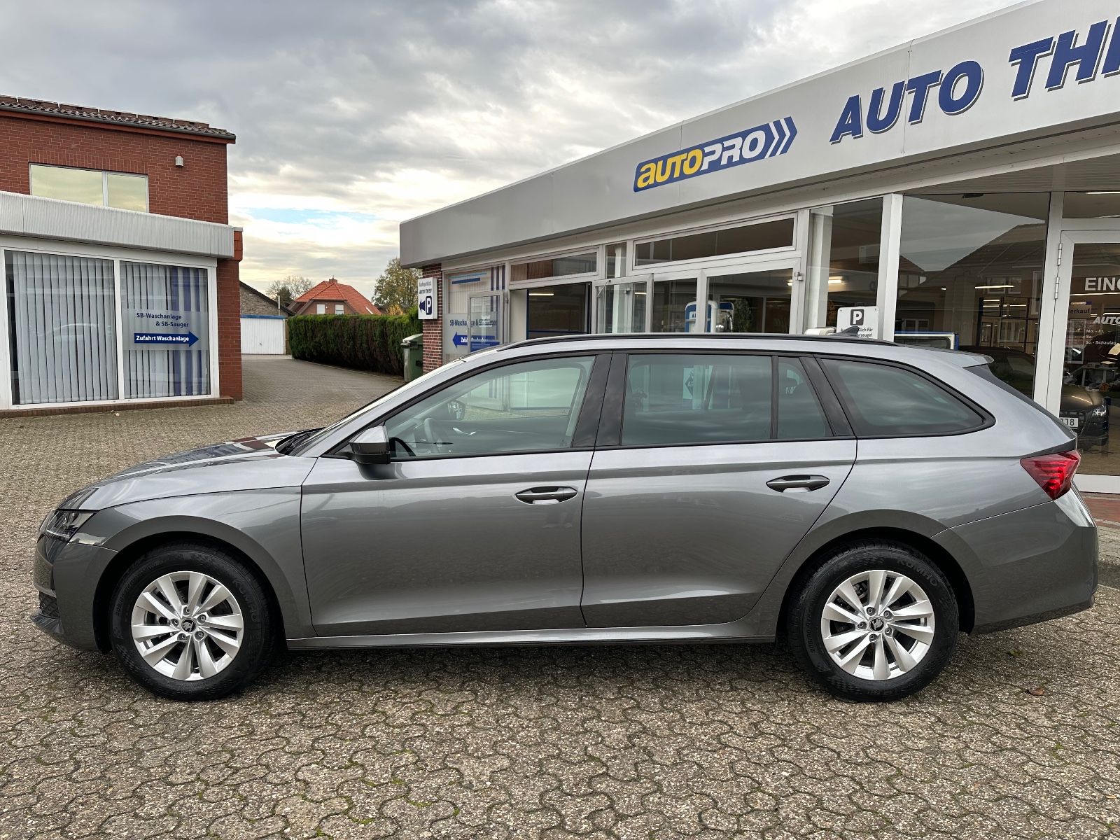 Fahrzeugabbildung SKODA Octavia Combi 2.0 TDI Selection DSG Navi/AHK/ACC