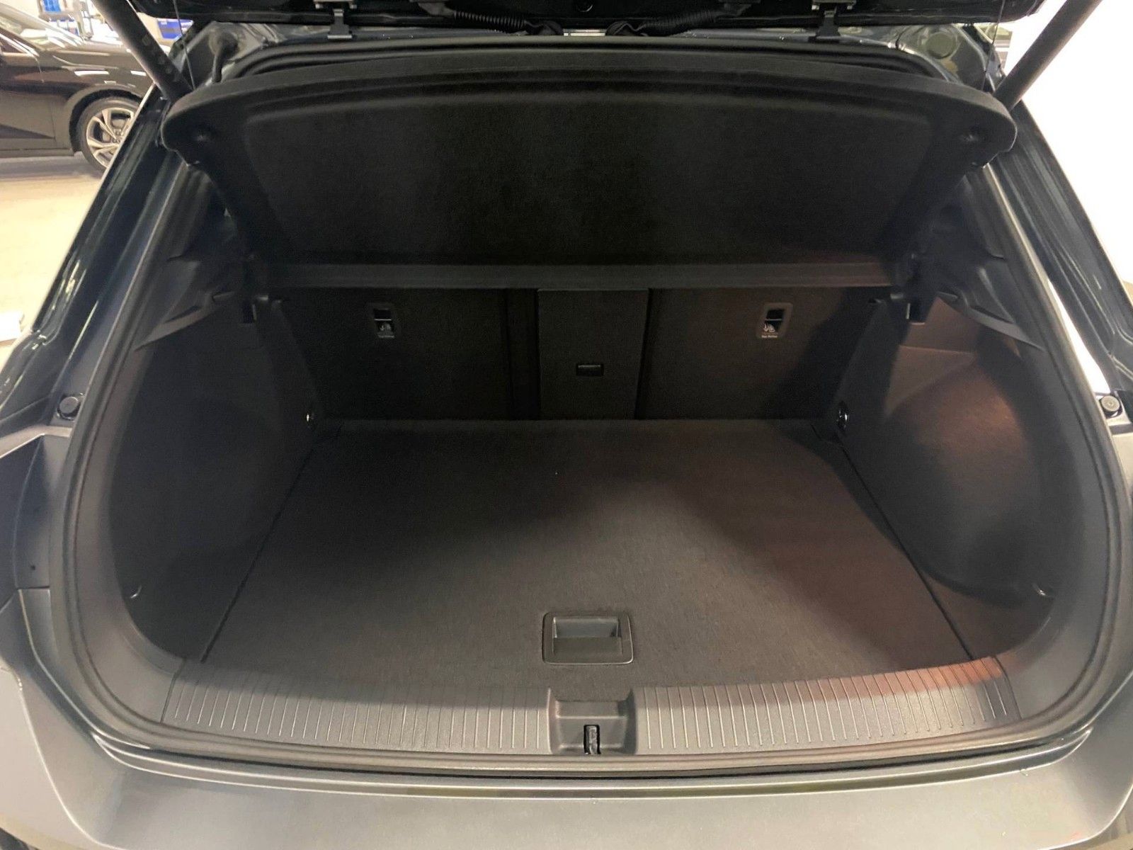 Fahrzeugabbildung Volkswagen T-Roc 1.5 TSI DSG R-Line+ACC+AHK+19"+KAMERA+LED+