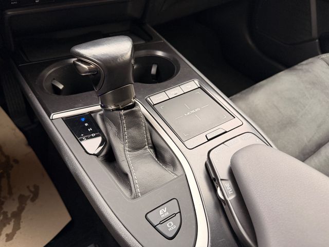 Lexus UX 250 h Launch Edition