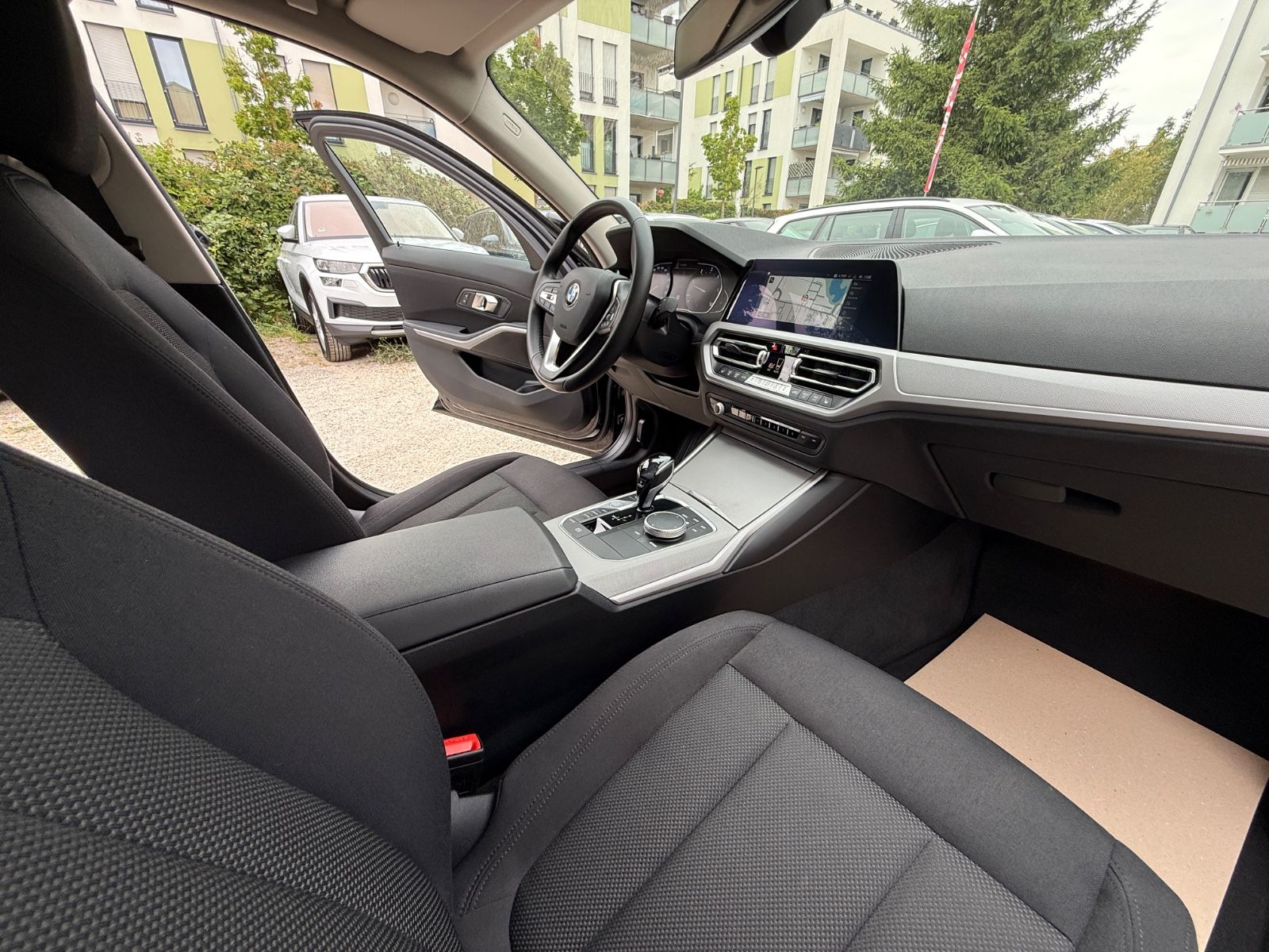 BMW 320d Lim Advantage Aut LED Navi 1.Hand foto 12