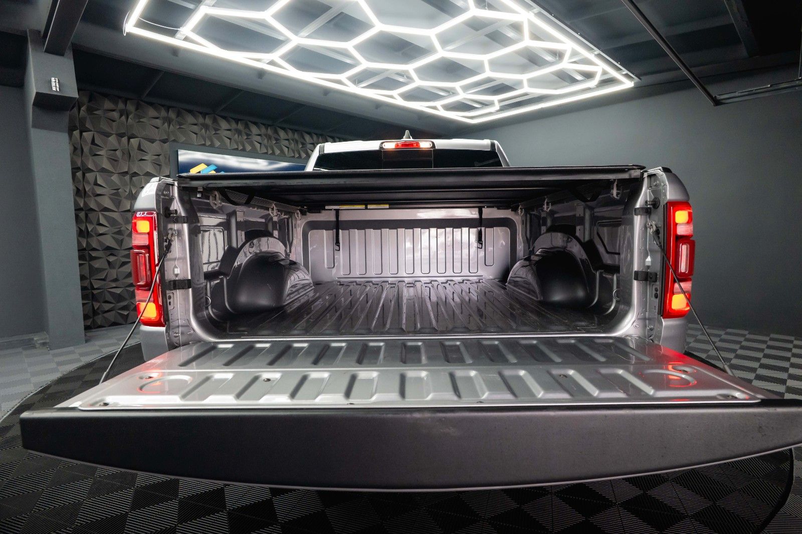 Fahrzeugabbildung Dodge RAM 5.7 V8 HEMI 4x4 LARAMIE LPG Offroad-Bodylift