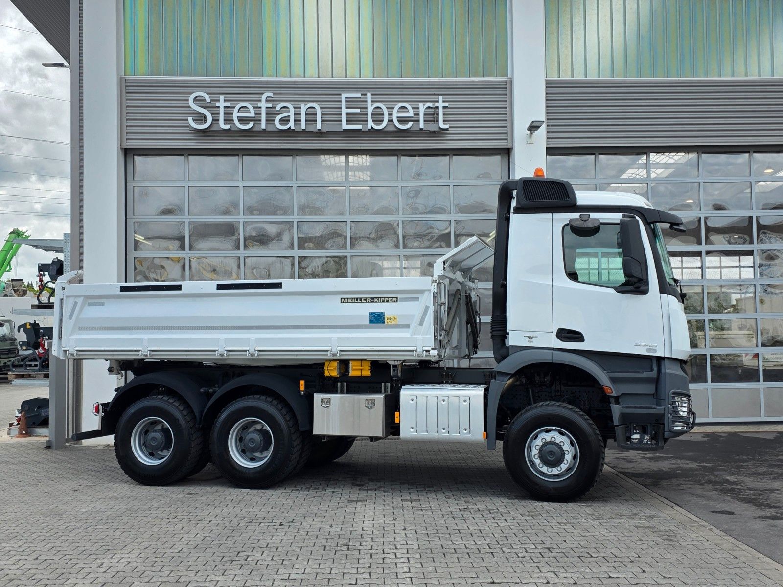 Fahrzeugabbildung Mercedes-Benz Arocs 3343 AK 6x6 Meiller