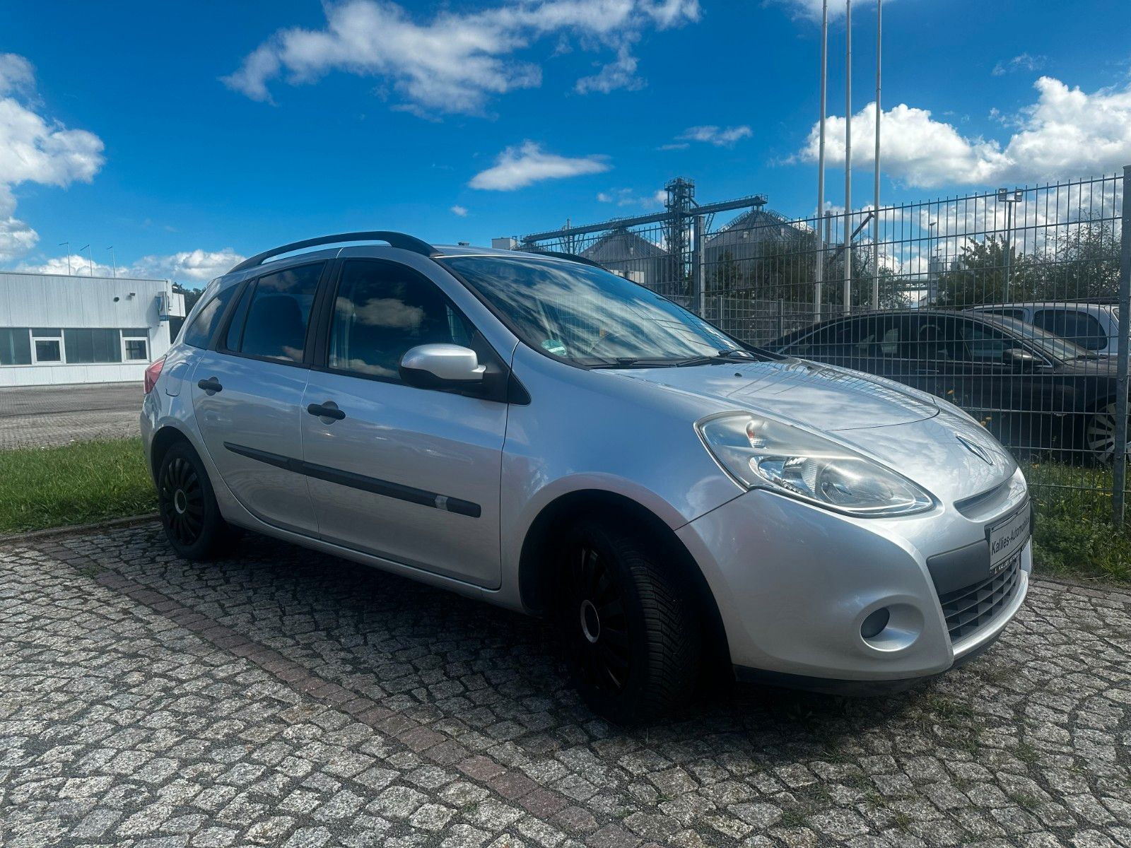 Fahrzeugabbildung Renault Clio Grandtour Navi / Klima / ZV / Dachreling