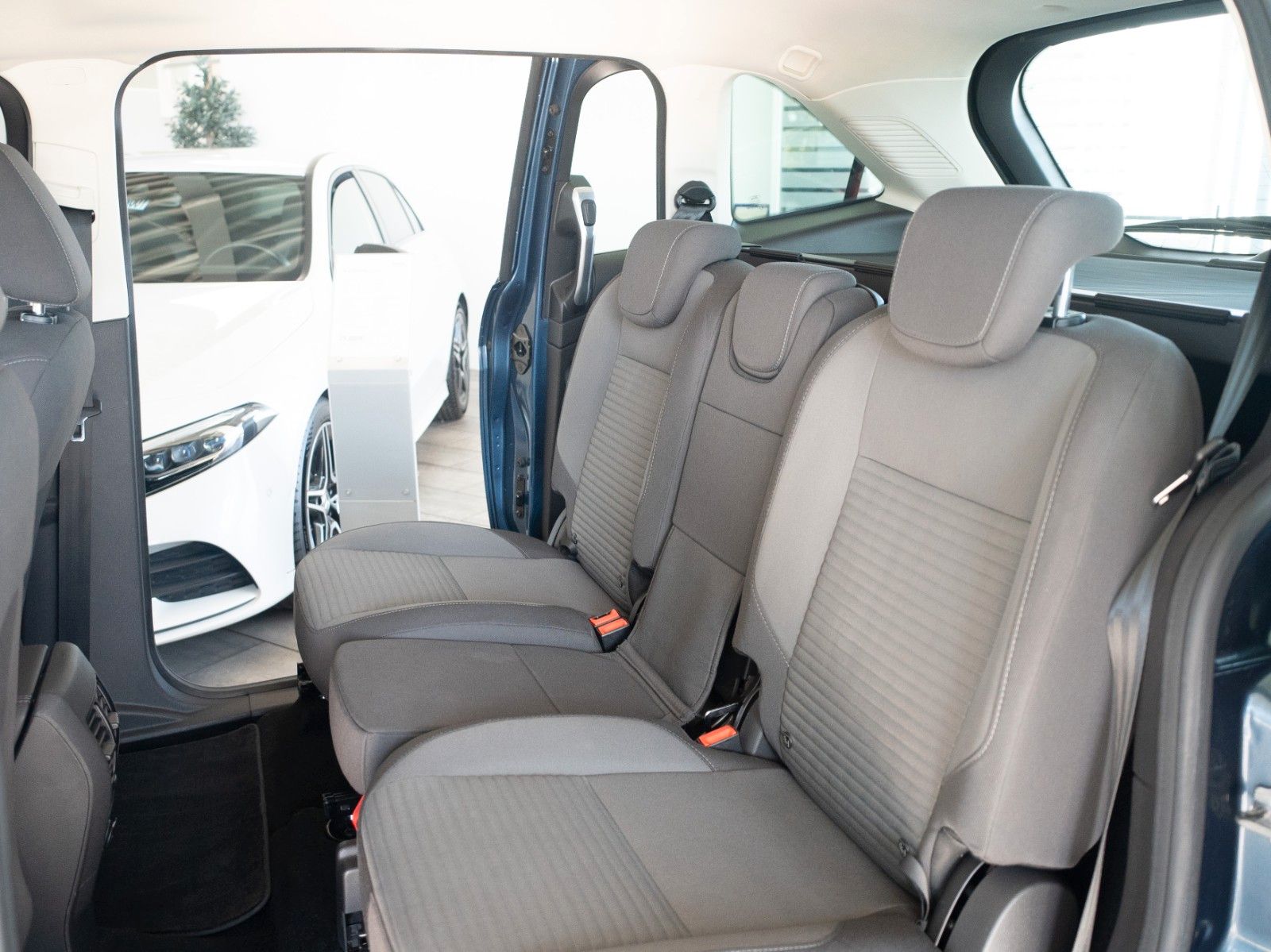Fahrzeugabbildung Ford Grand C-Max Grand Titanium NAVI/PDC V+H/KLIMA
