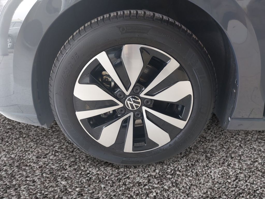 Fahrzeugabbildung Volkswagen Golf 1.0 TSI Life AHZV ACC Navi