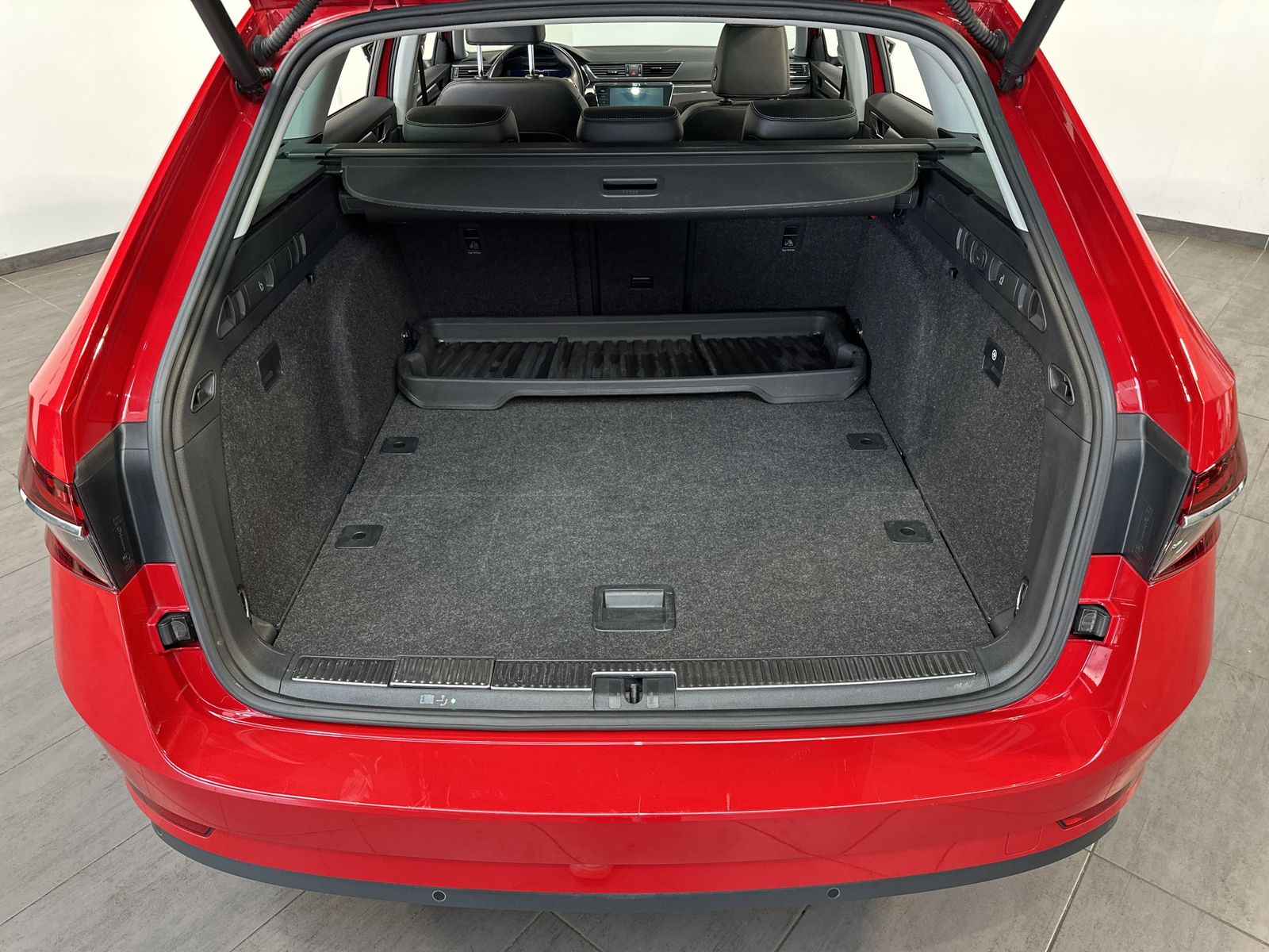 Fahrzeugabbildung SKODA Superb Combi 2.0 TDI DSG Premium Ed NAV+LED+PANO