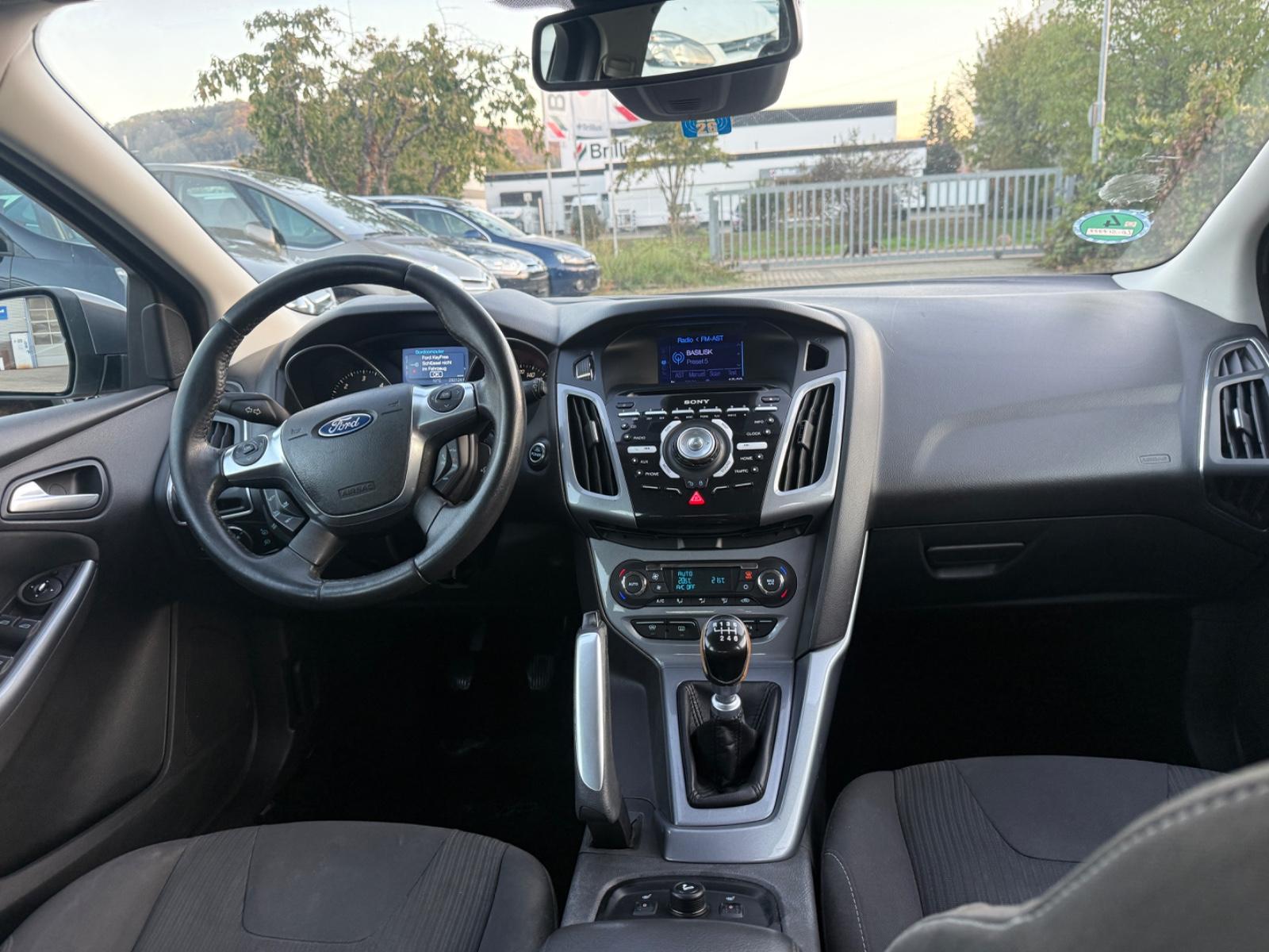 Ford Focus 2011 — photo 9